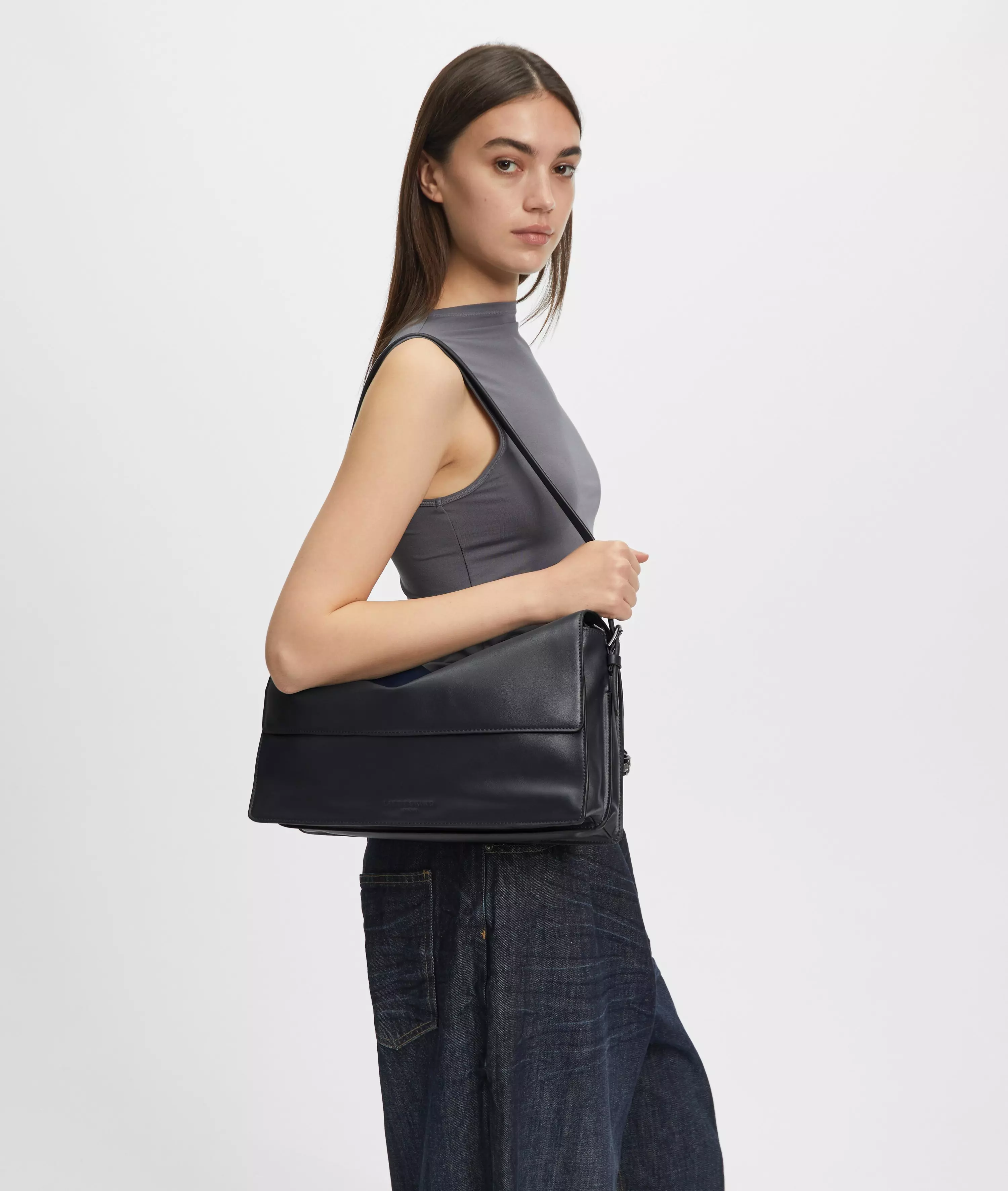 Audrey Crossbody M Spacious shoulder bag in smooth leather look