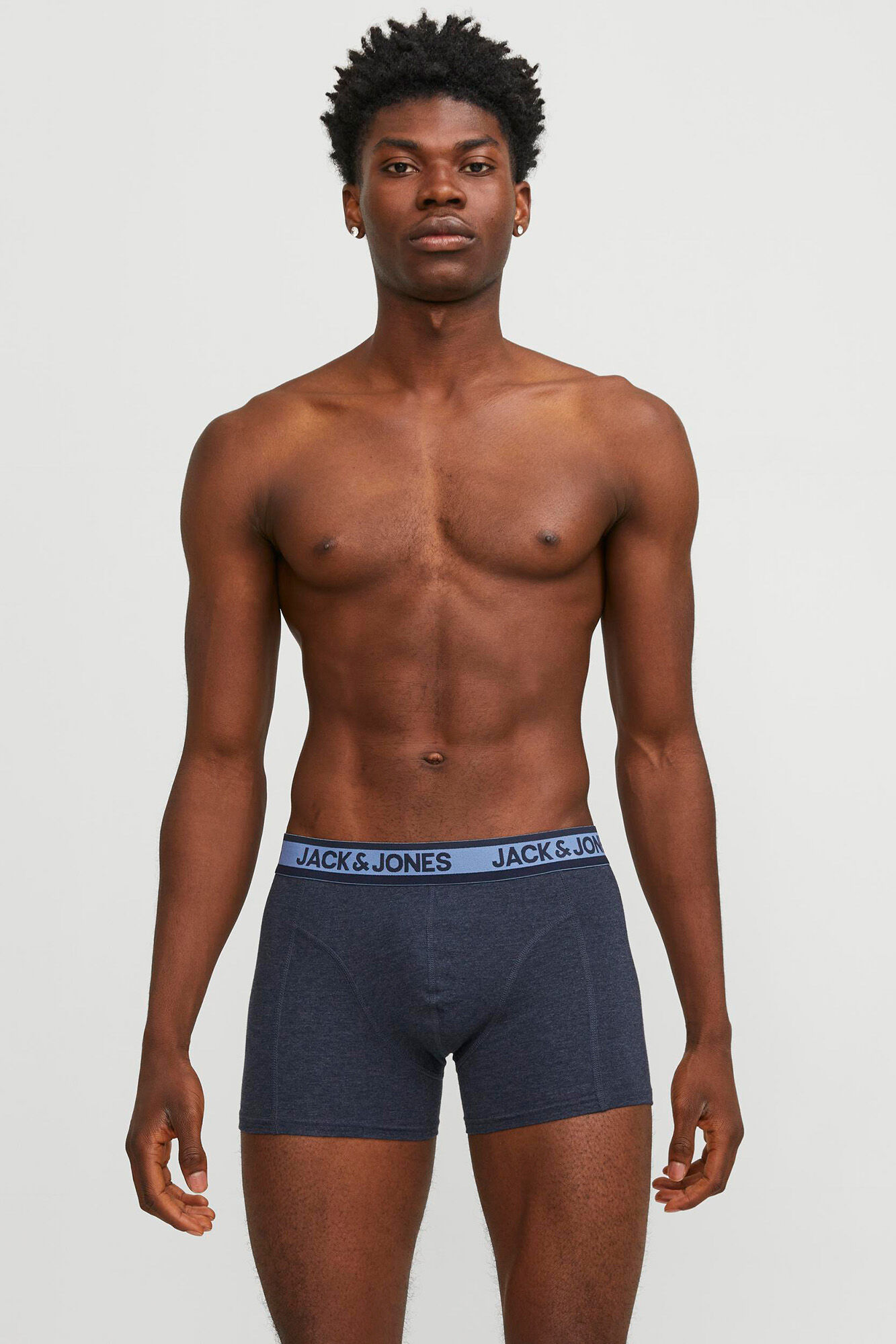 Pacote com 3 cuecas boxer com logotipo.