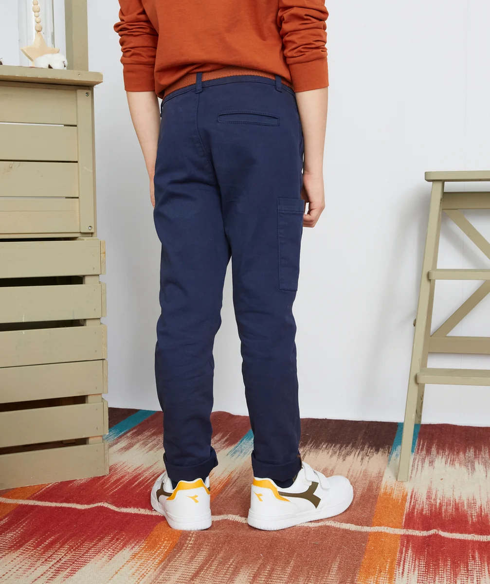 HUGO LE PANTALON CHINO GARÇON BLEU MARINE AVEC CEINTURE OCRE