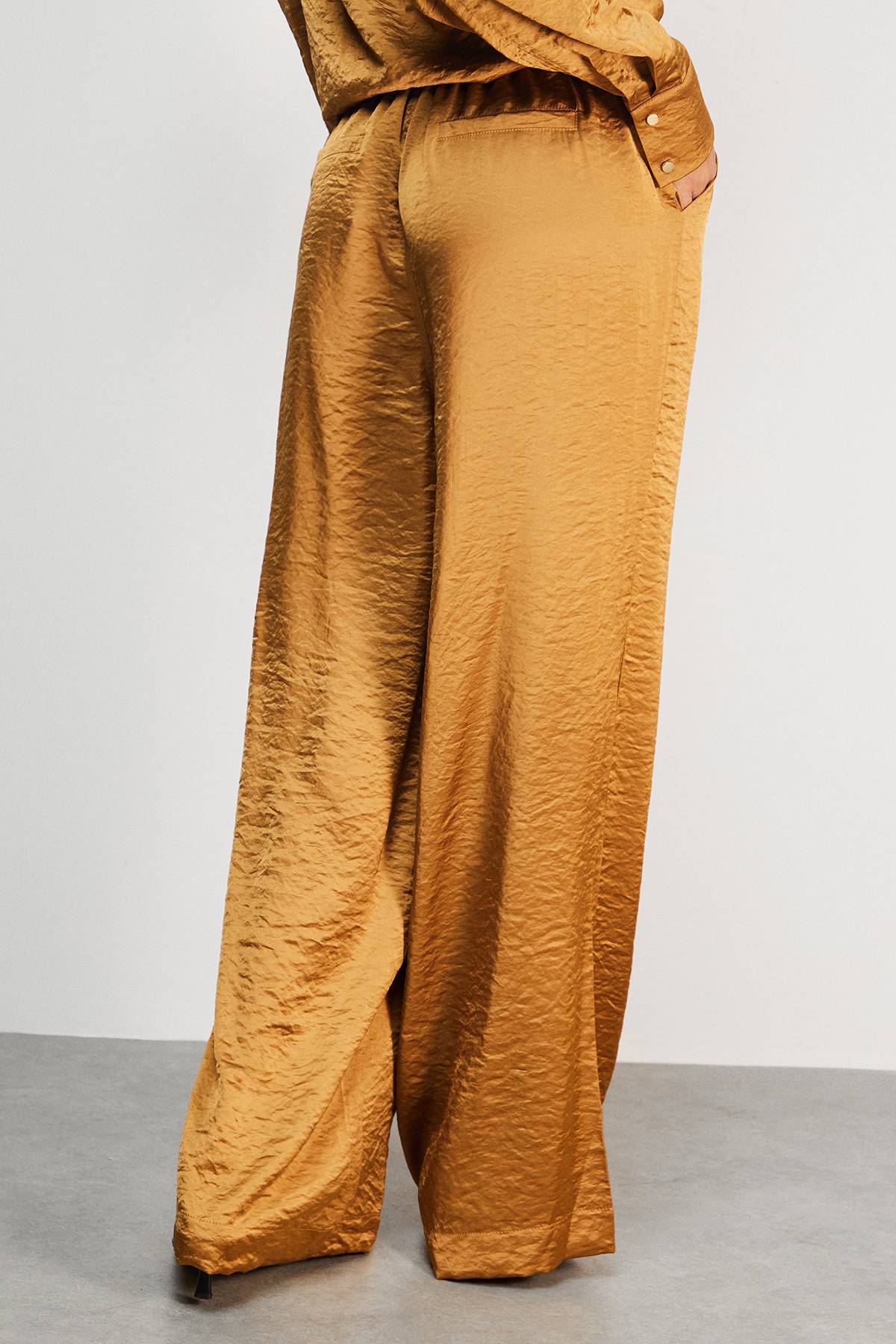 Warehouse Pantalon Taille Moyenne à Cordon de Serrage en Satin Martelé