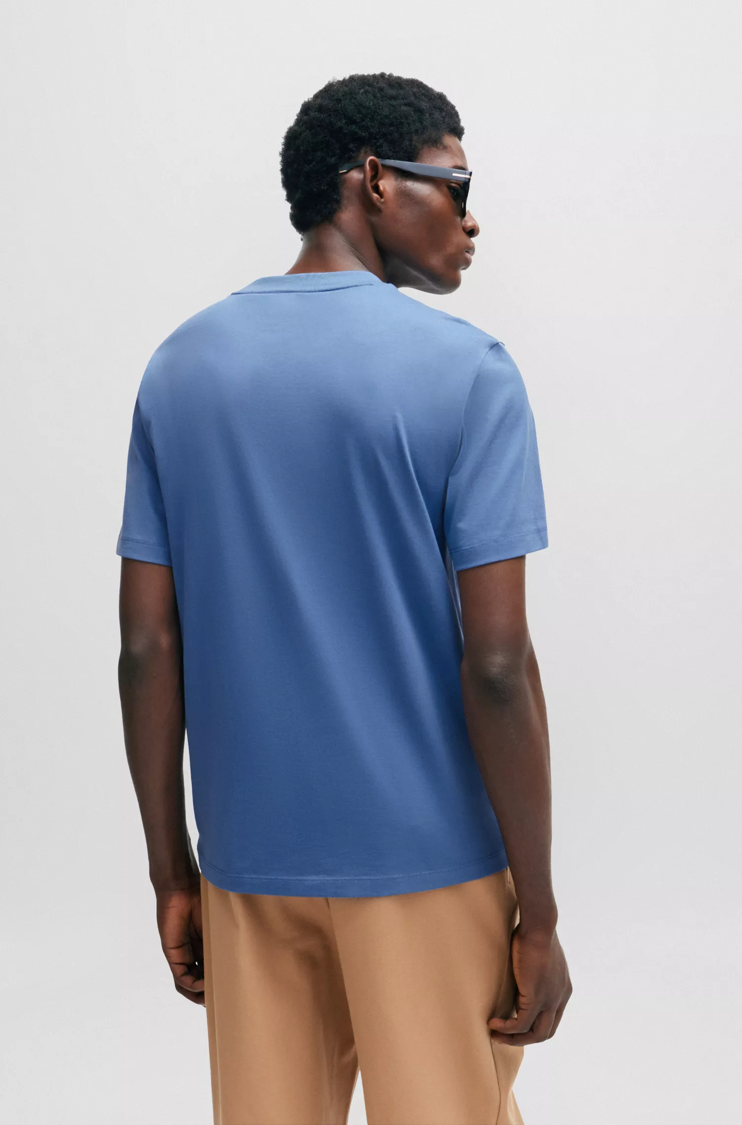 Camiseta BOSS preta em malha de algodão com logotipo nas cores características da marca.
