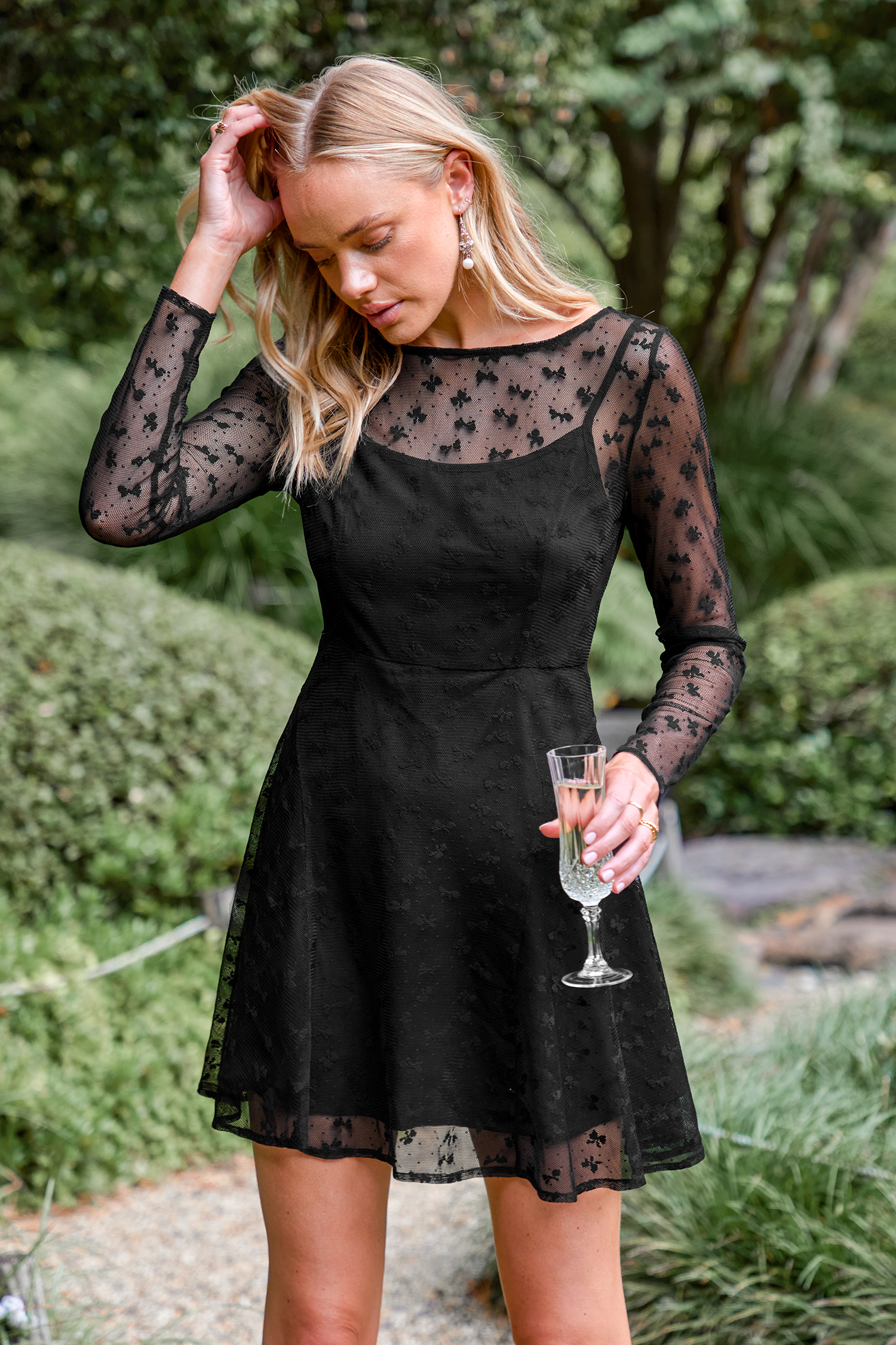 Robe mini à manches longues et nœud papillon transparente