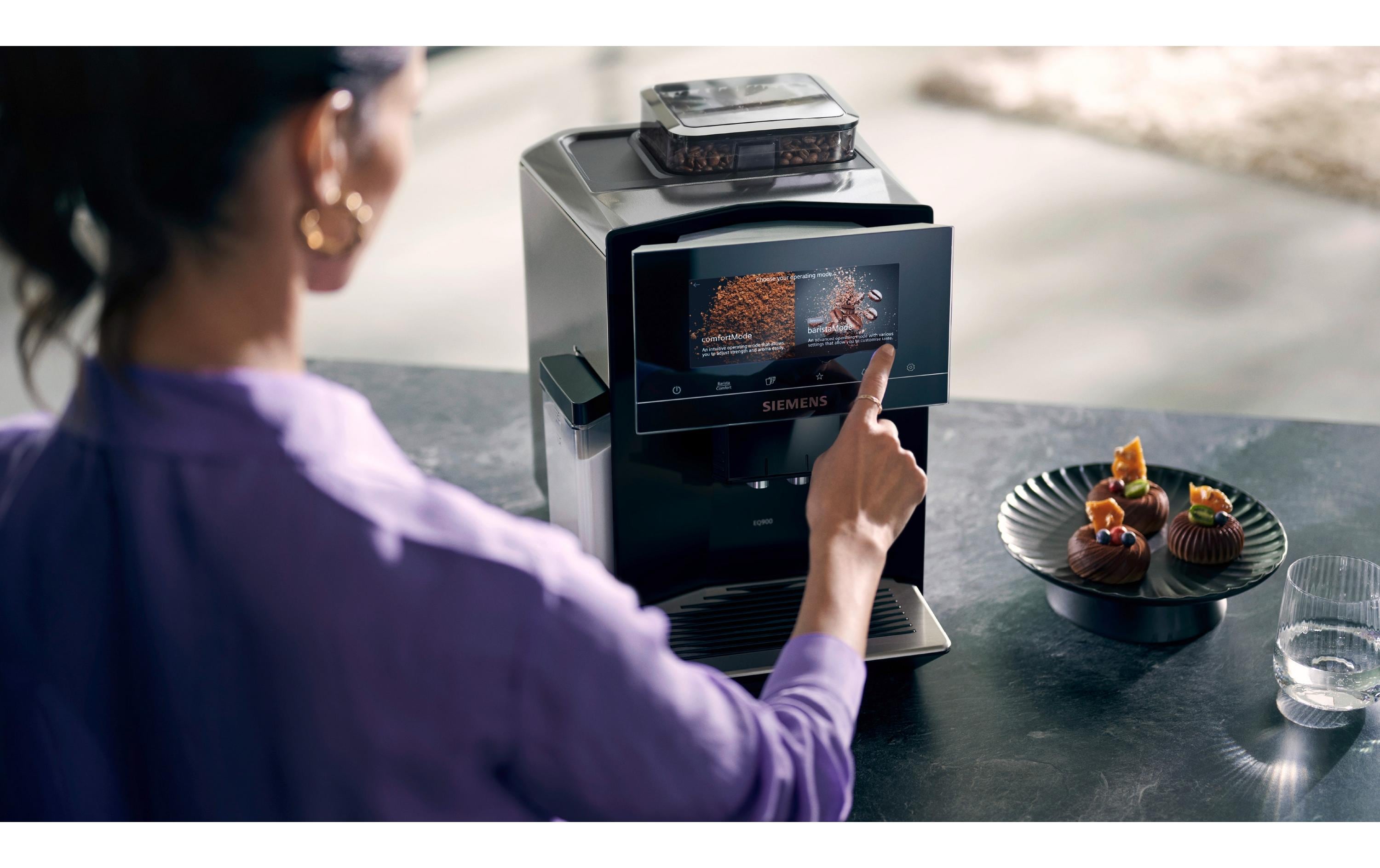 Kaffeevollautomat EQ900 TQ903D09 Schwarz<br>Vollautomatische Kaffeemaschine mit iAroma-System