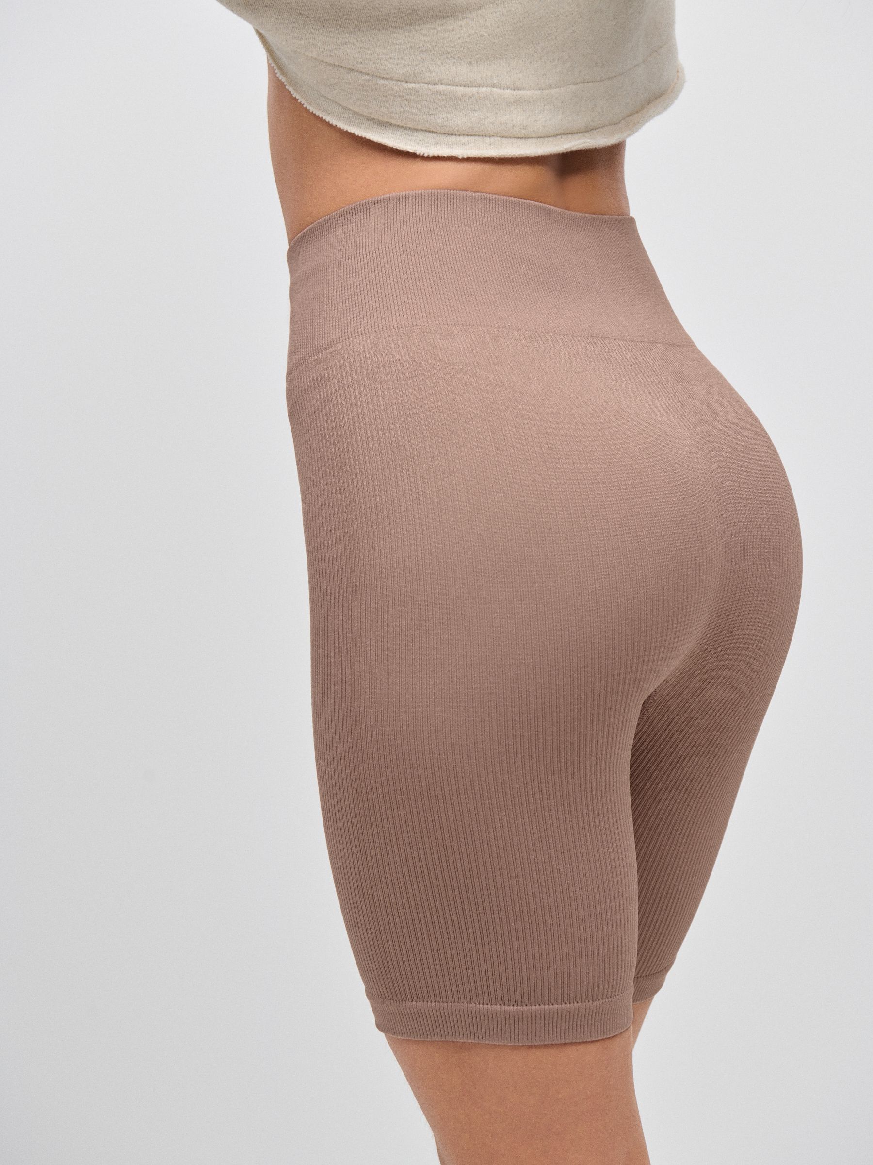 Neutraal - Geribbelde fietsshort met hoge taille