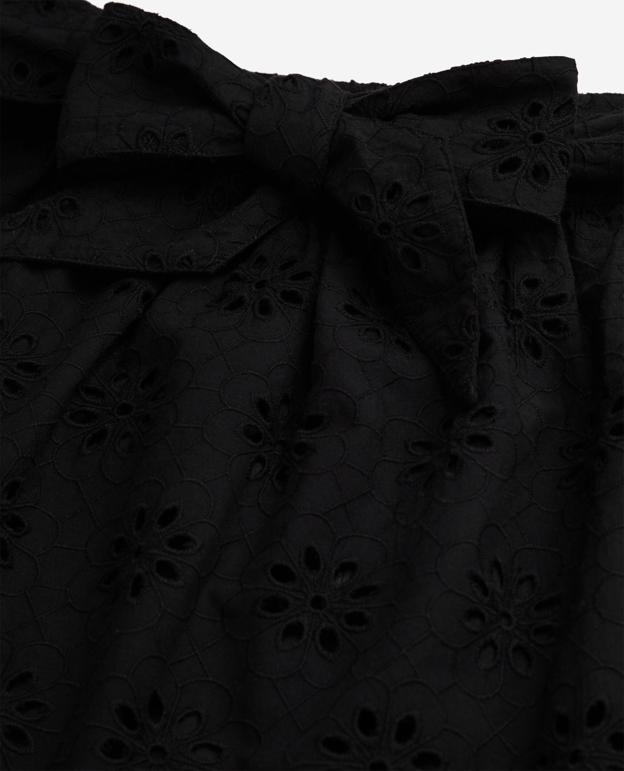 Jupe courte noire en broderie Anglaise