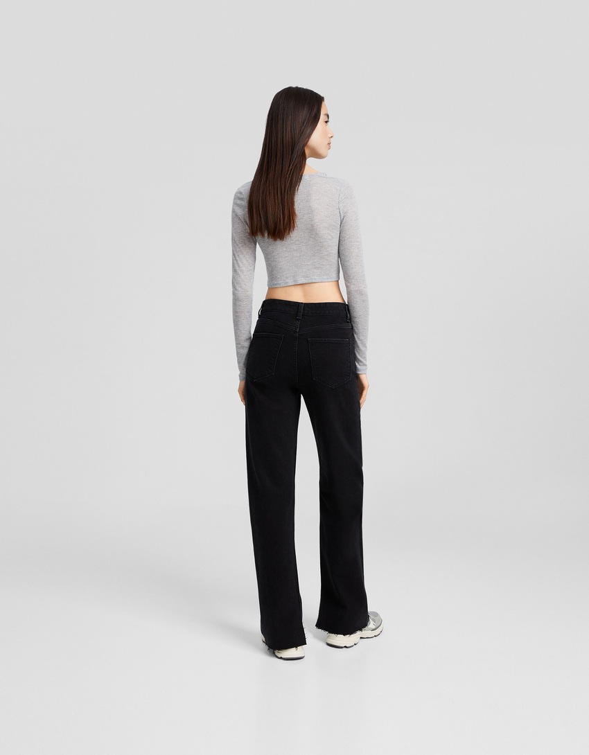 Calça jeans reta confortável com fenda lateral
