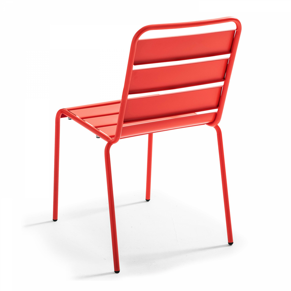 Chaise en métal rouge