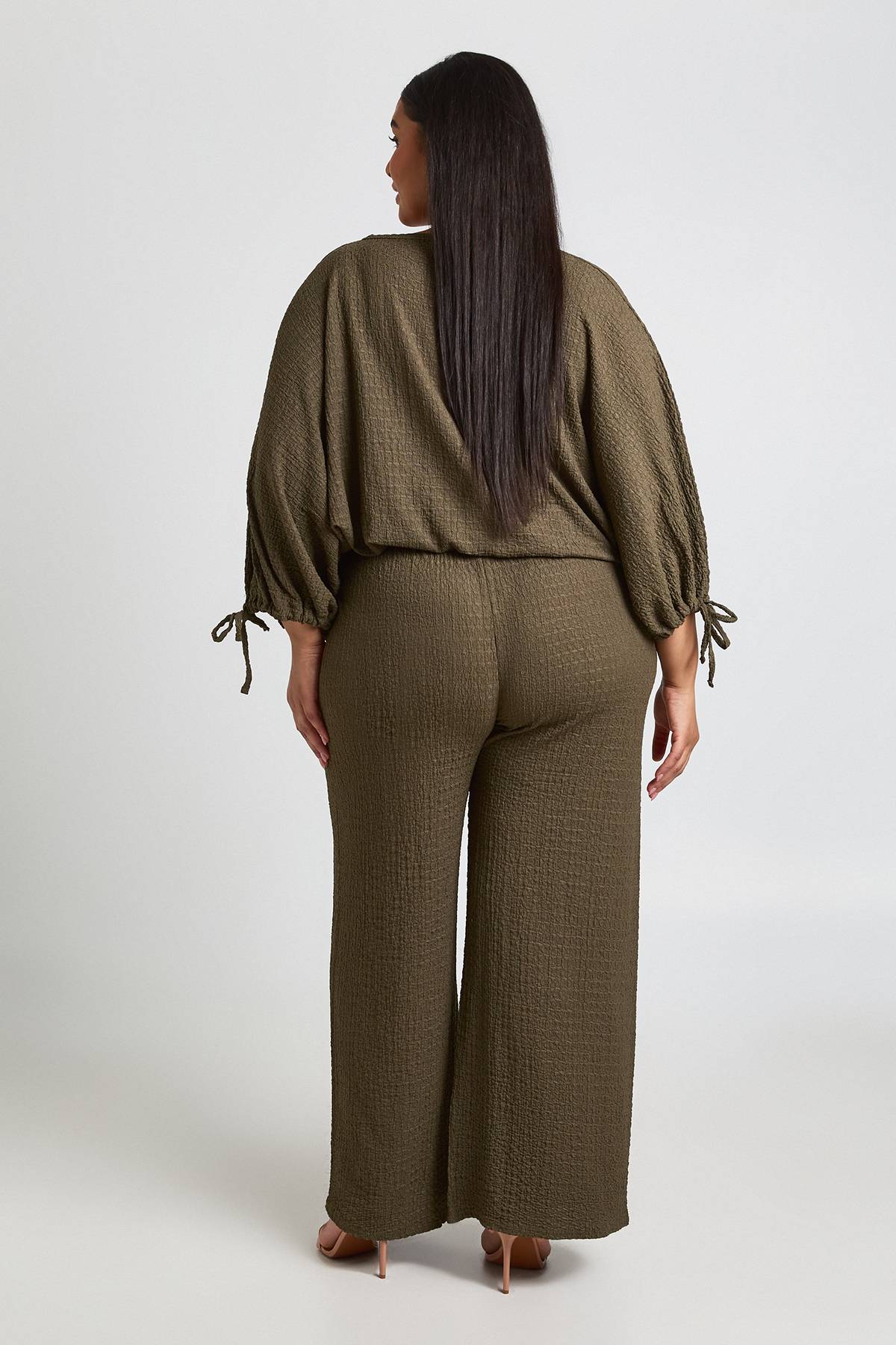 boohoo Ensemble Grande Taille Haut Texturé À Manches Froncées Et Ourlet Ballon & Pantalon Large