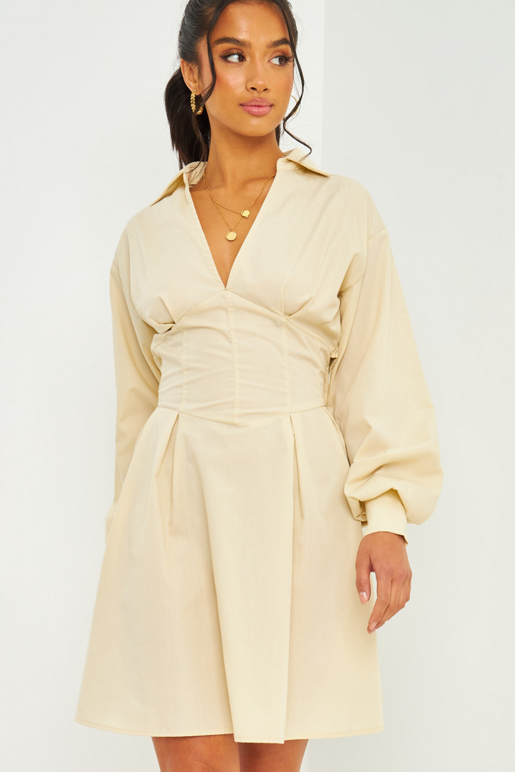 Robe beige ajourée dans le dos effet corset