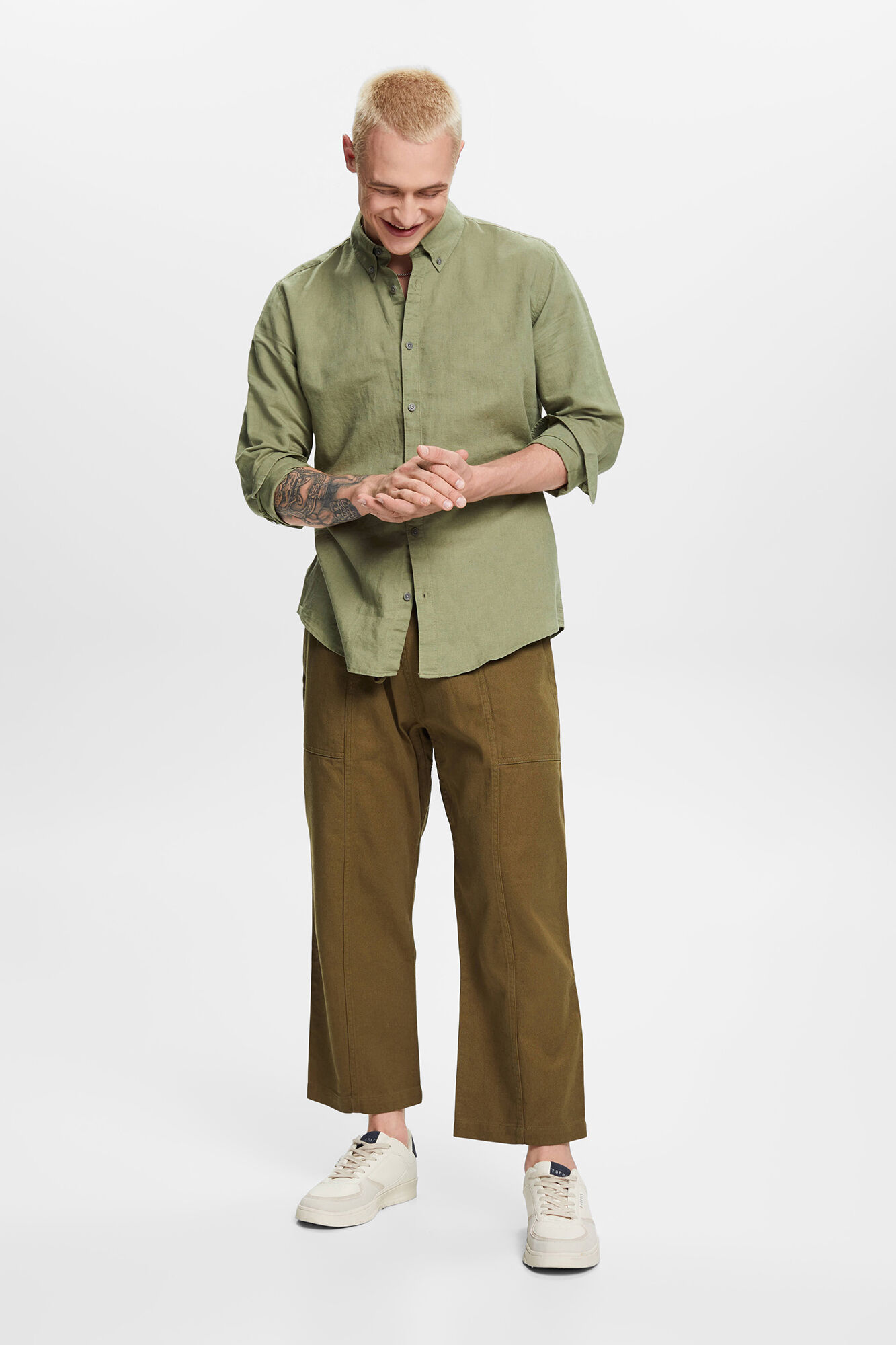 Camisa básica de corte regular em linho - Cáqui