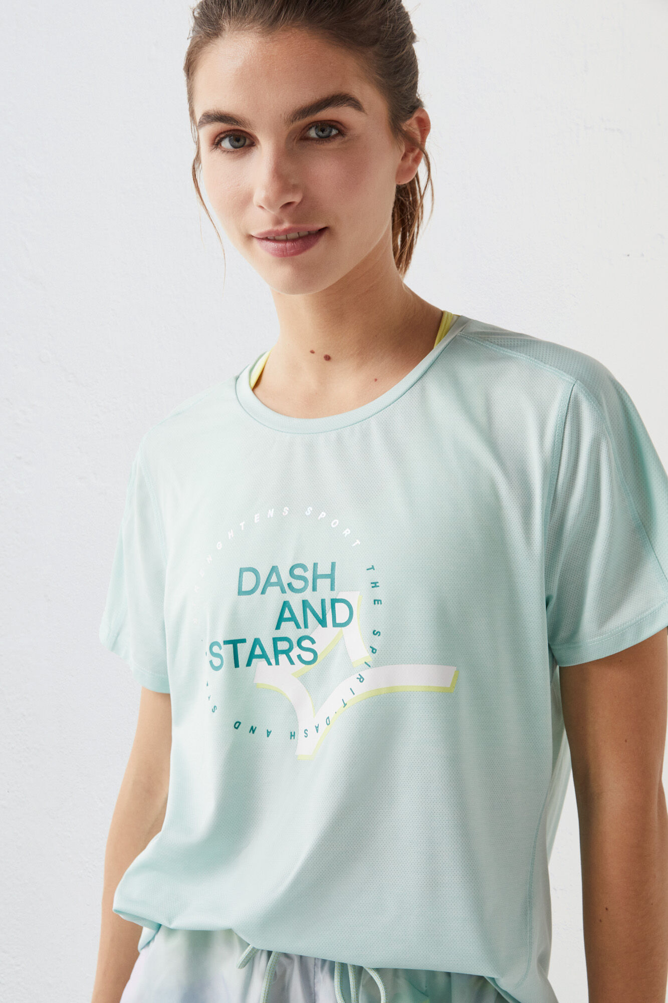 Camiseta em tecido técnico com logotipo azul e verde.