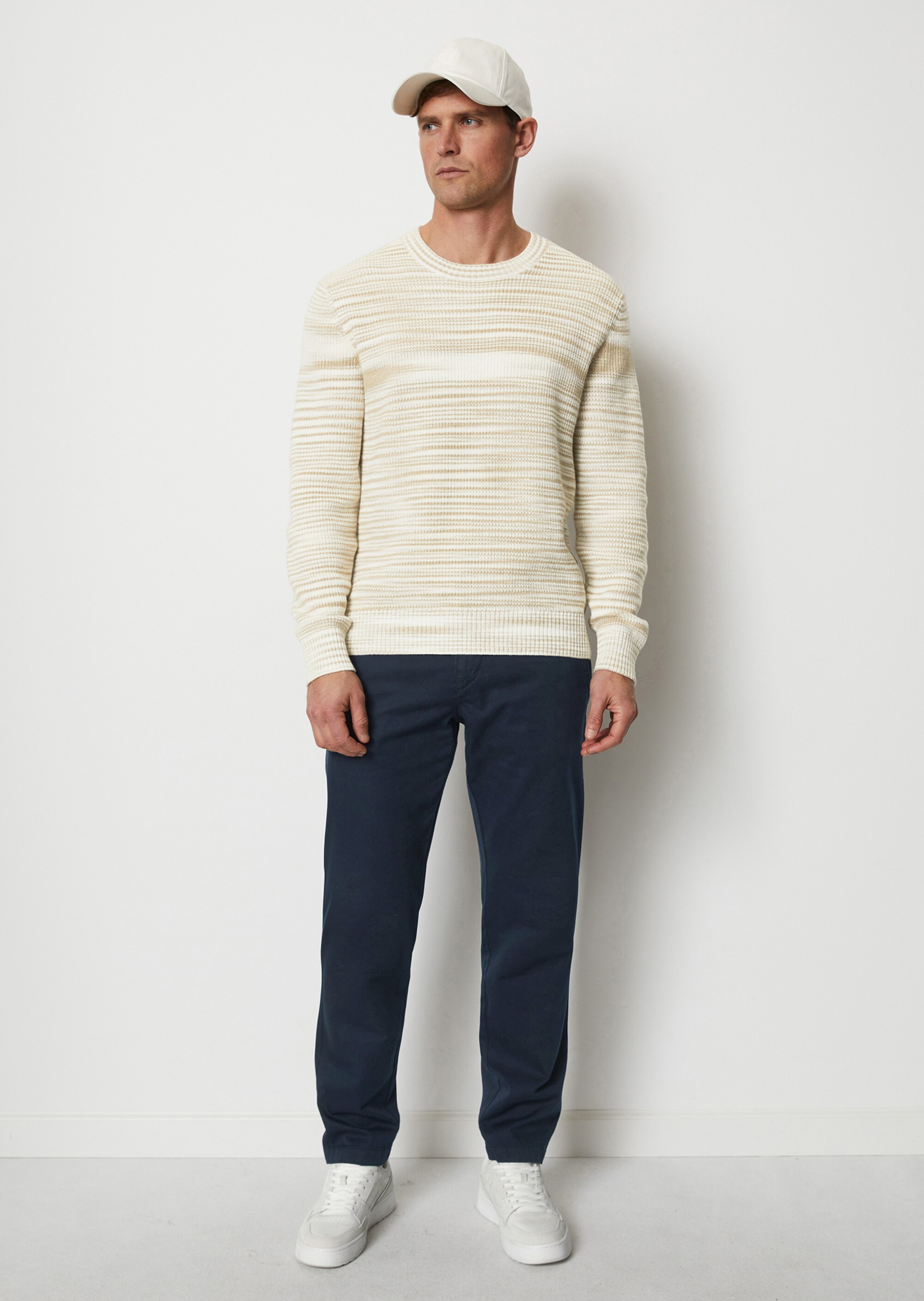 Pullover regular mit unregelmäßigen Bi-Color-Streifen