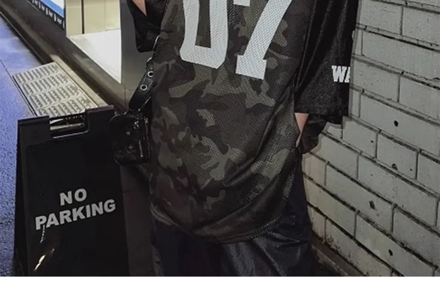 JVL - T-shirt met korte mouwen en V-hals en camouflageprint en nummering