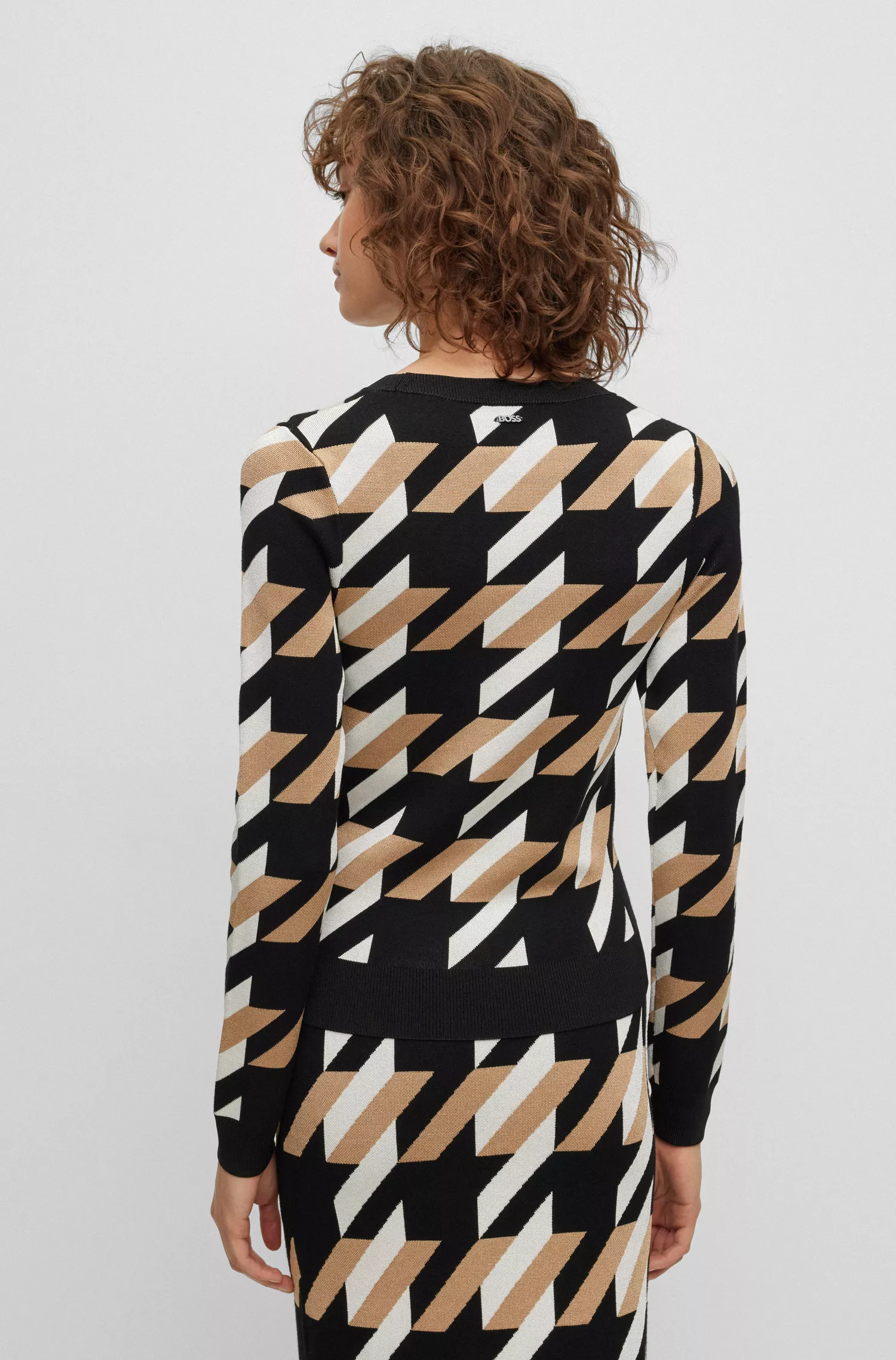 Suéter BOSS preto em malha jacquard com detalhe do logotipo.