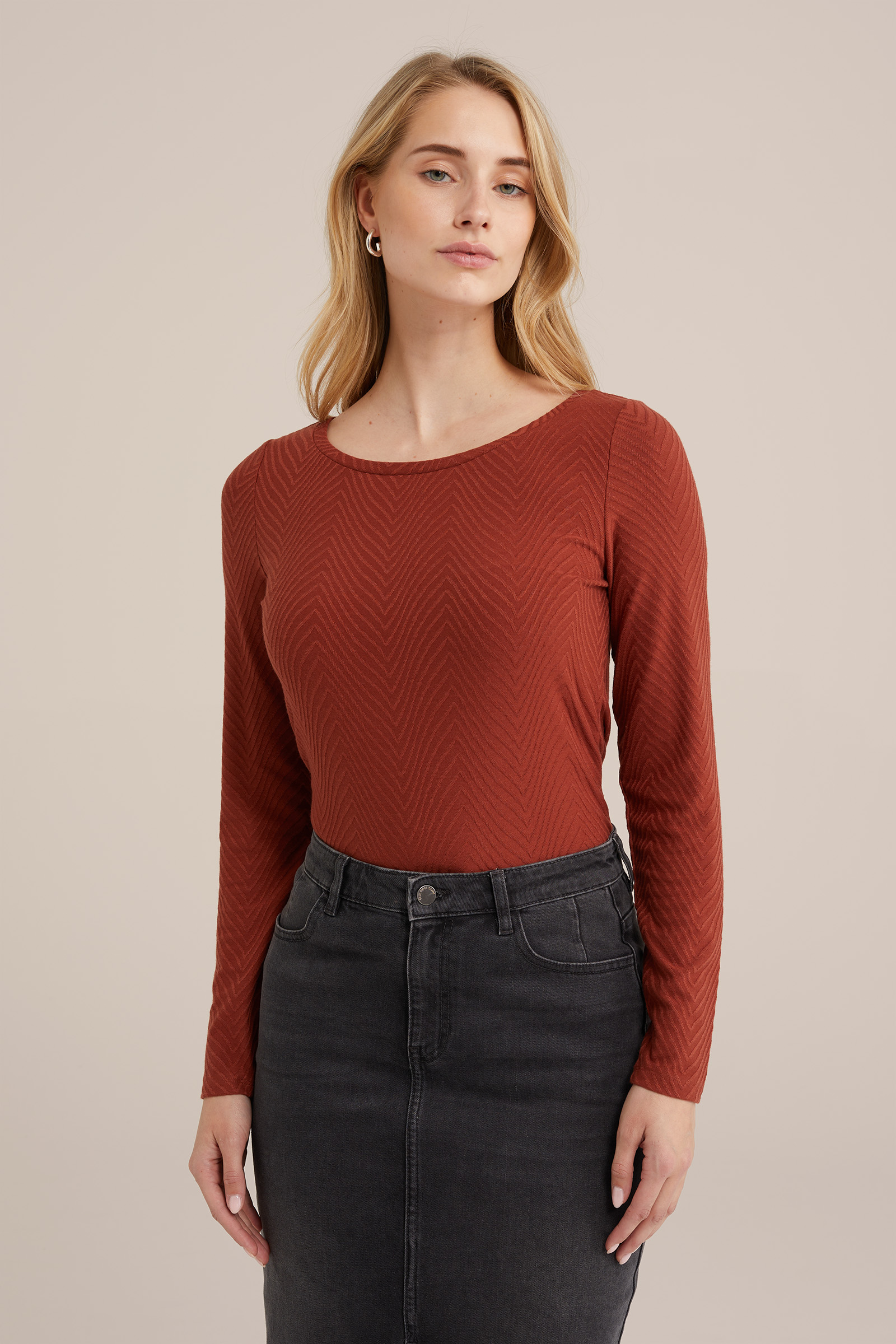 T-shirt met structuur WE Fashion Kaneelbruin