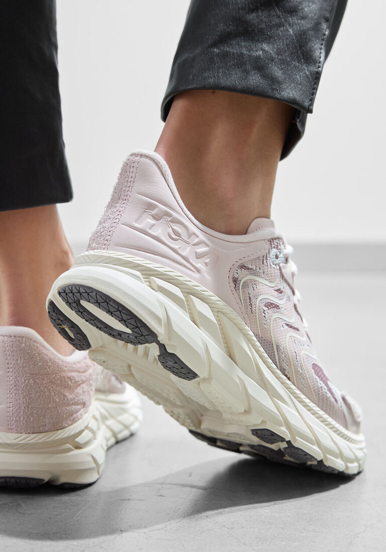 roze hoka sneakers clifton ls