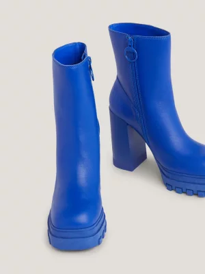 Botas de cano curto com salto bloco e emblema esmaltado
