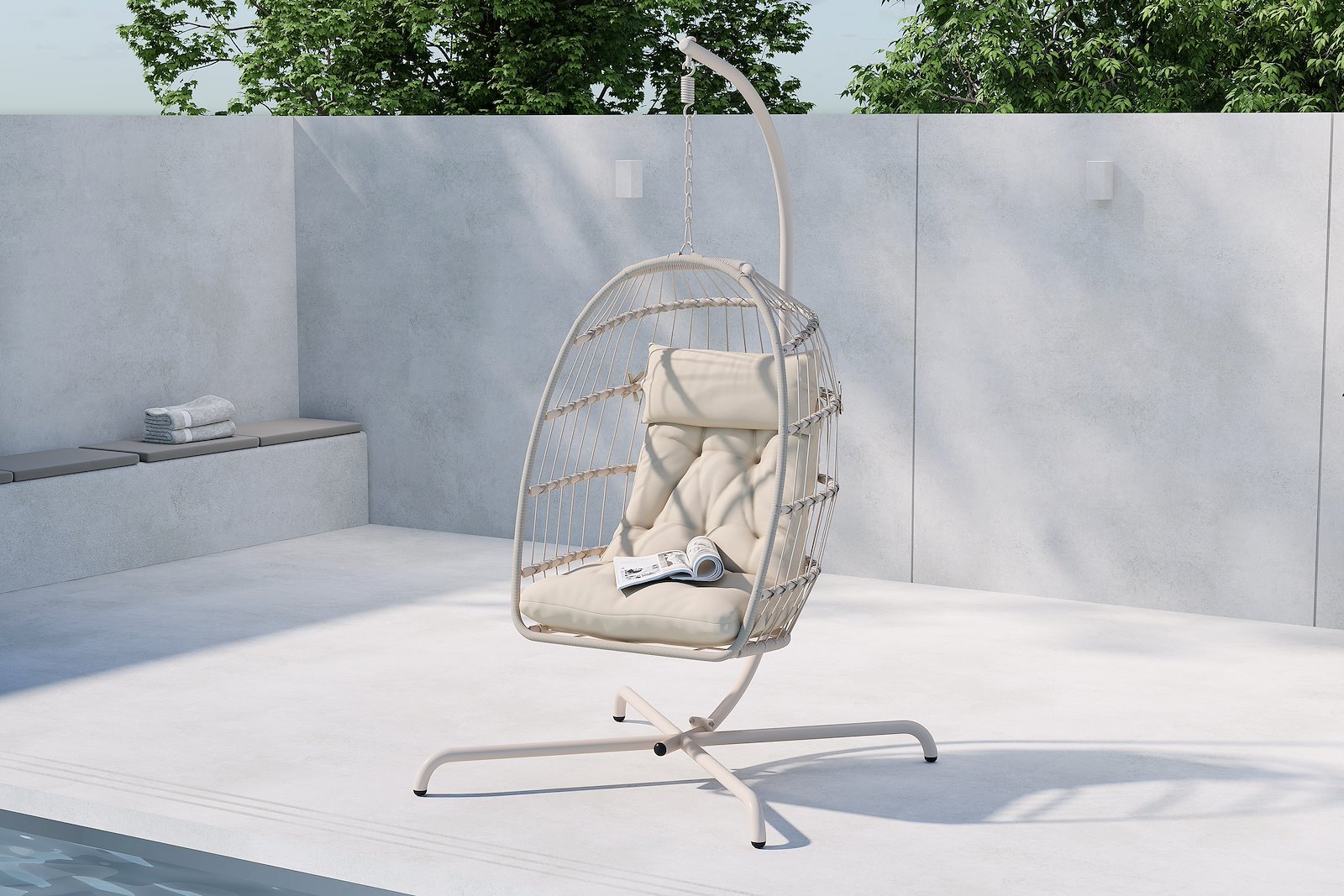 Trezza hengestol Beigelakkert stål med beige, slitesterkt rep. Beige pute.
