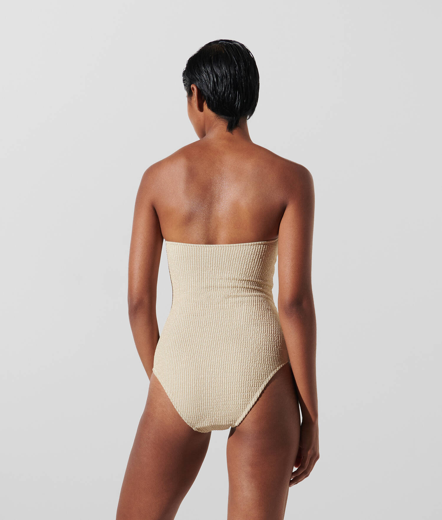 MAILLOT DE BAIN SANS BRETELLES EN LUREX AVEC BRELOQUE EN FORME D'ÉVENTAIL