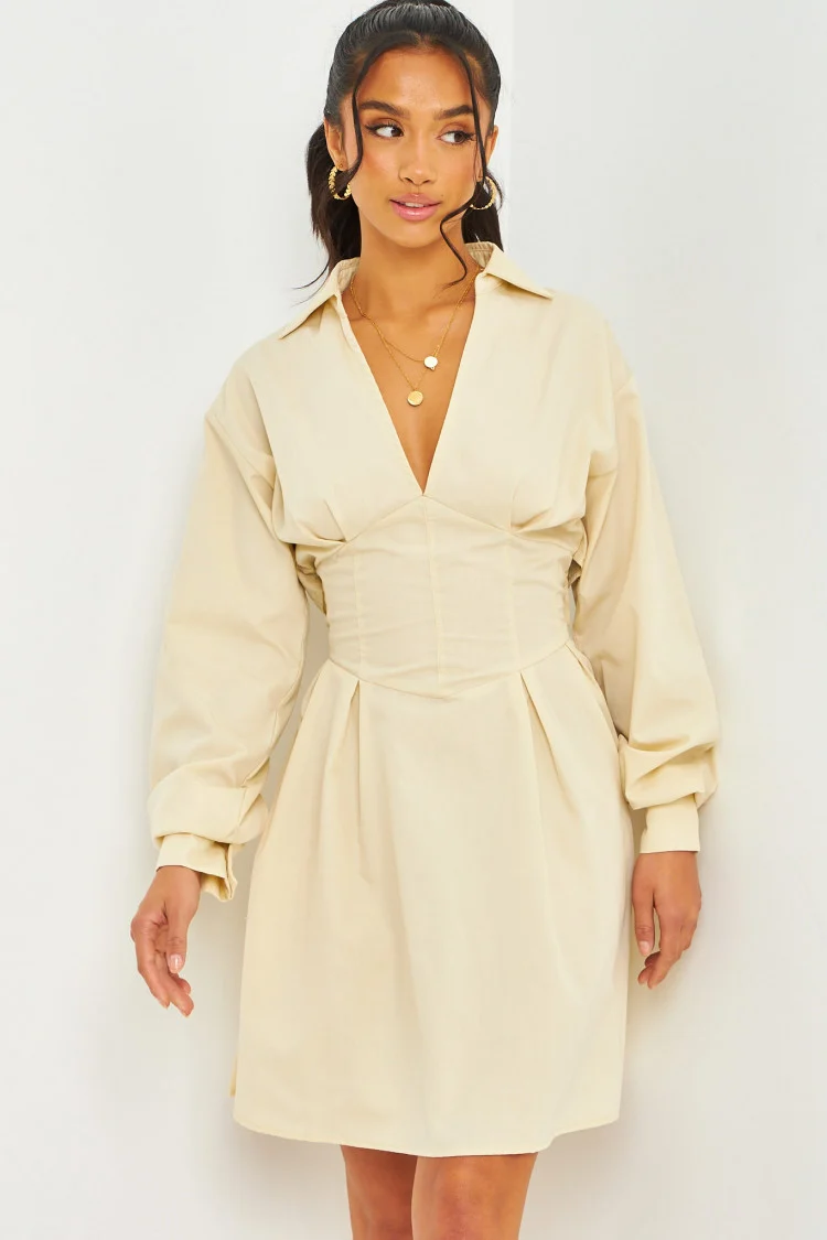 Robe beige ajourée dans le dos effet corset