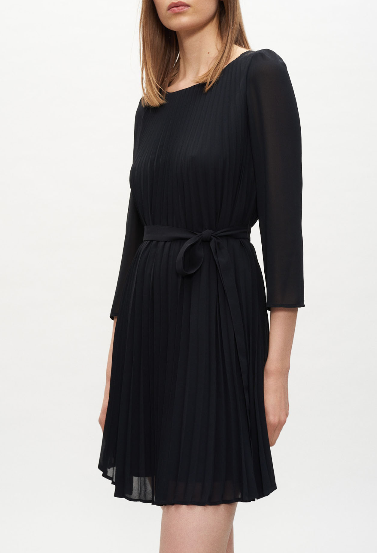 Robe courte evasee et plissee