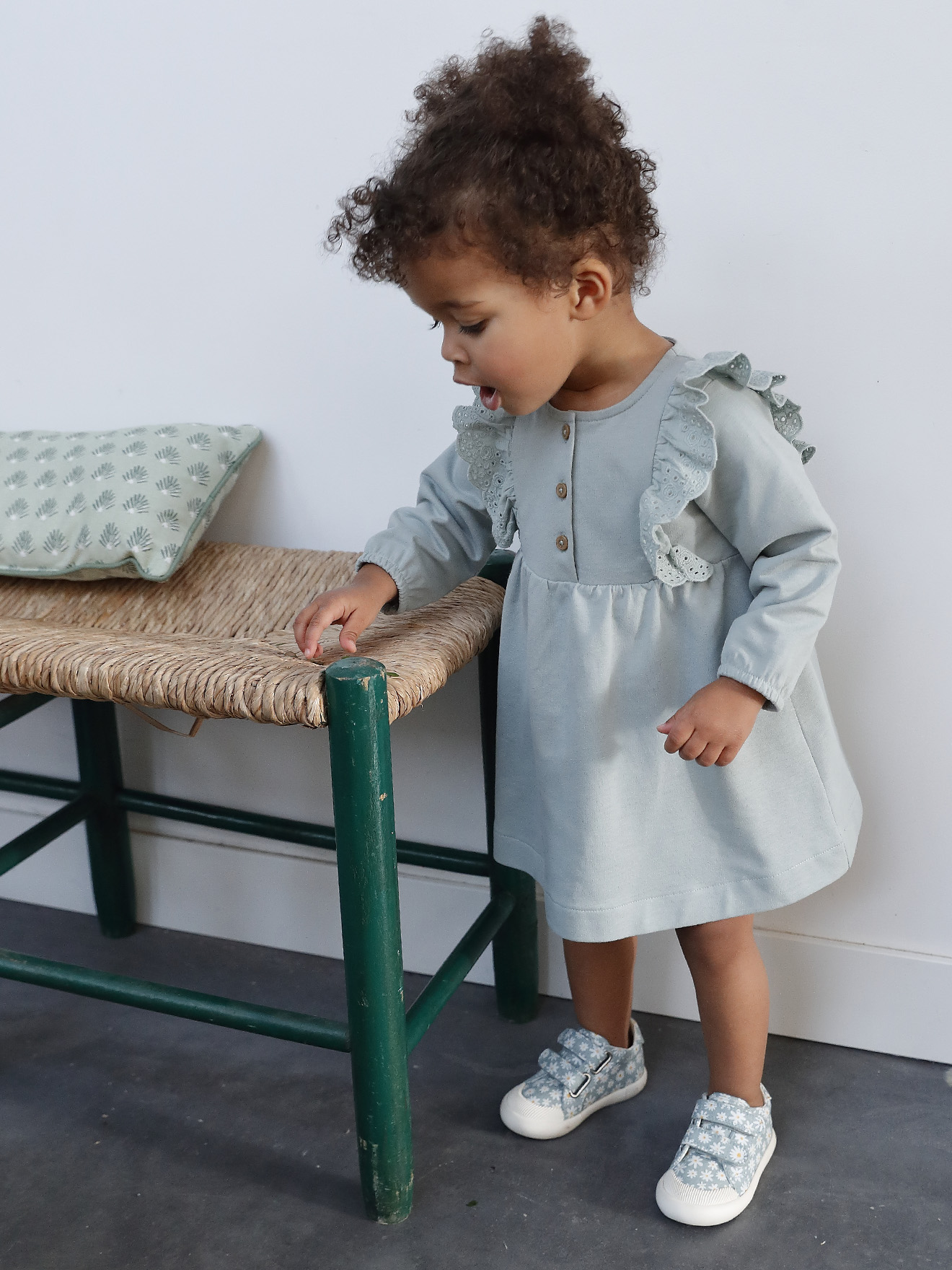 Tênis de lona para bebê com fecho de velcro + vestido de pelúcia para bebê com babados e bordado inglês