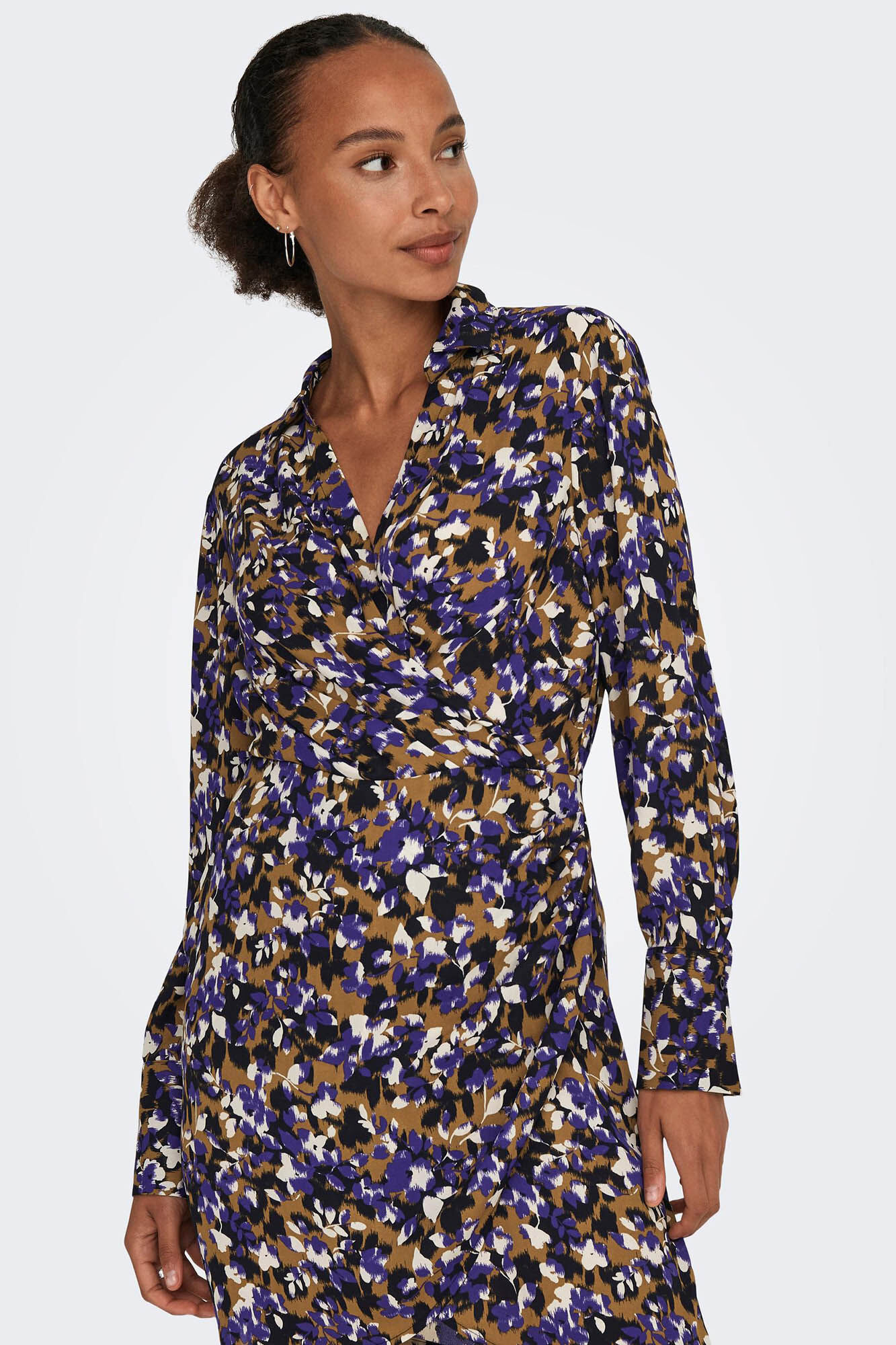 Vestido curto com mangas compridas