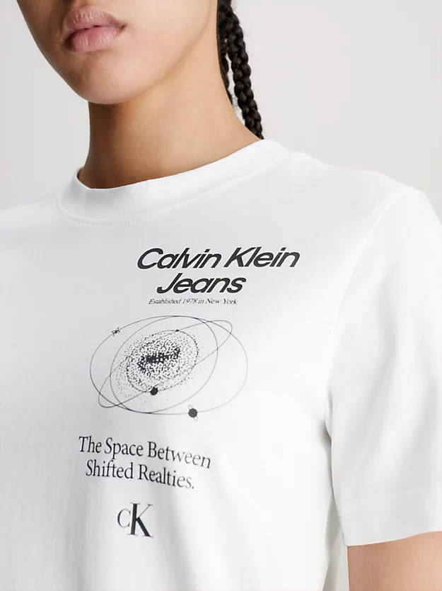 Camiseta estampada com corte relaxado nas costas