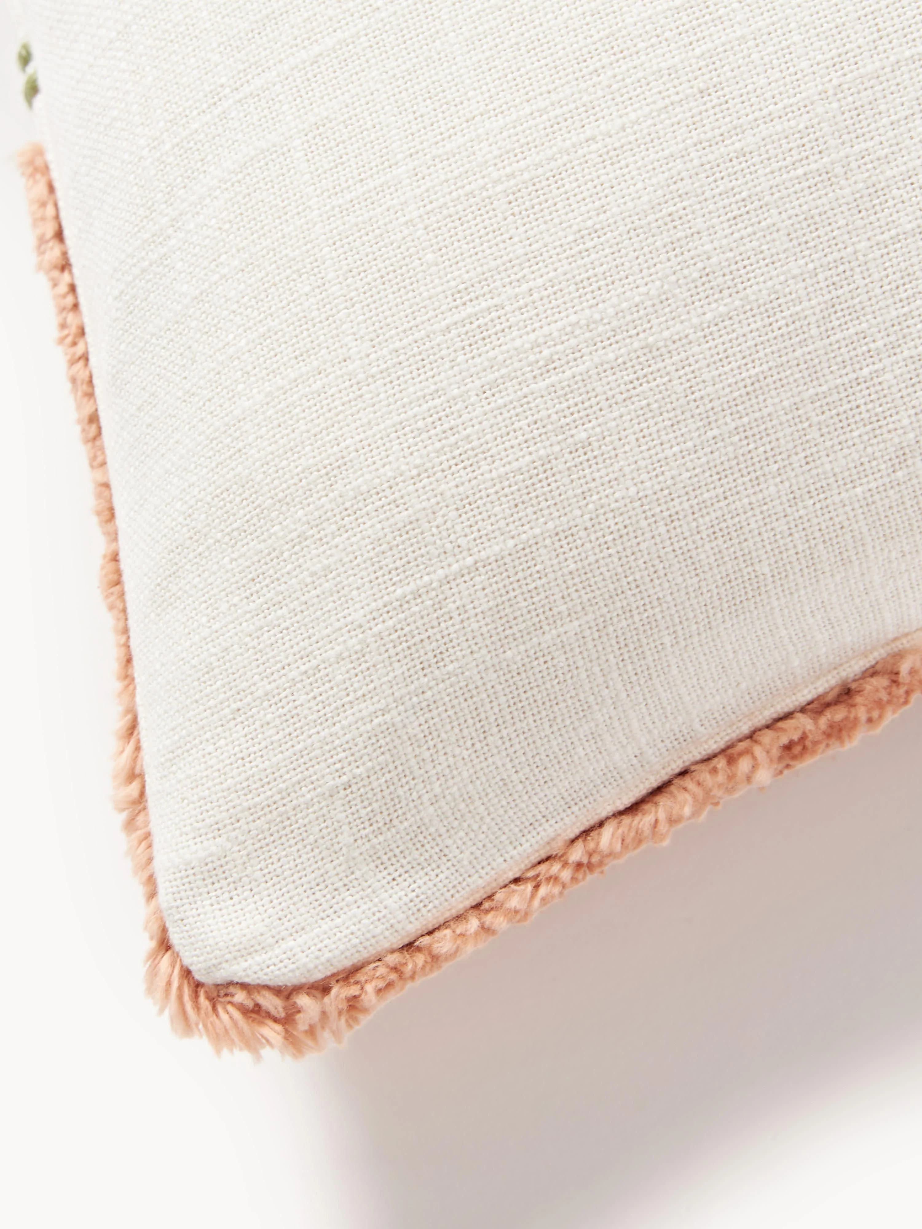 Handgetufte kussenhoes Coraline met decoraties