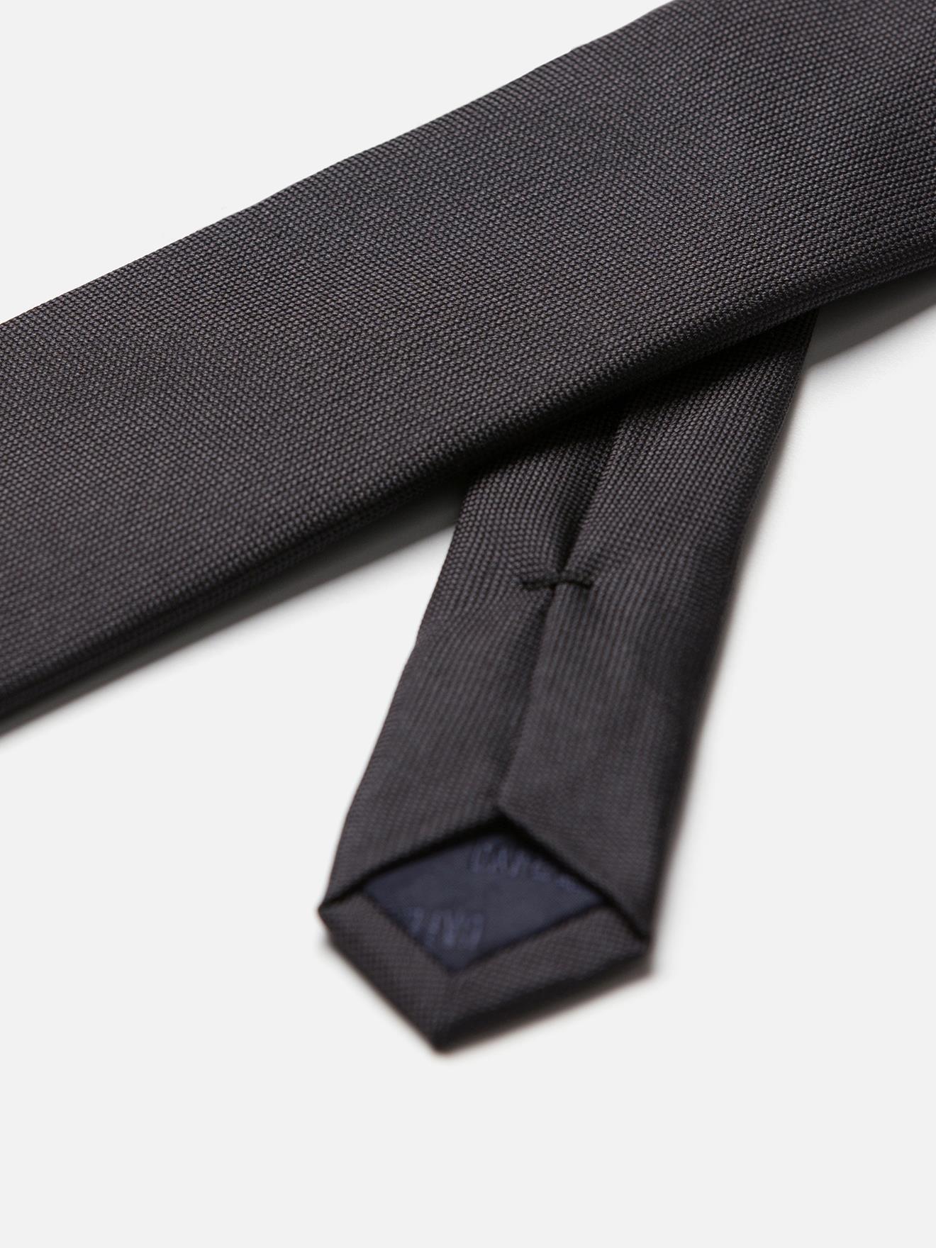 Cravate slim en micro natté de soie anthracite