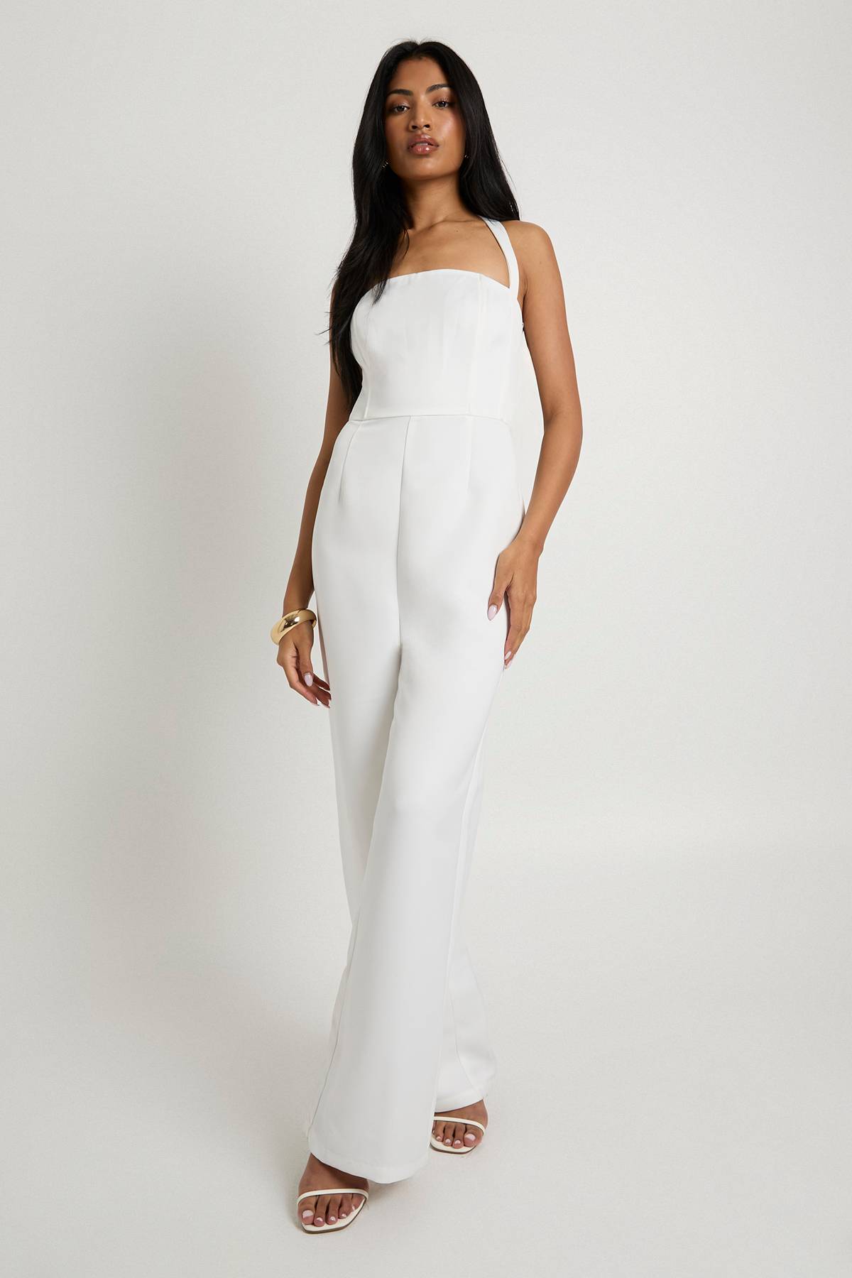 boohoo Combinaison une-pièce en satin premium, corset à baleines, à encolure halter et jambes larges.