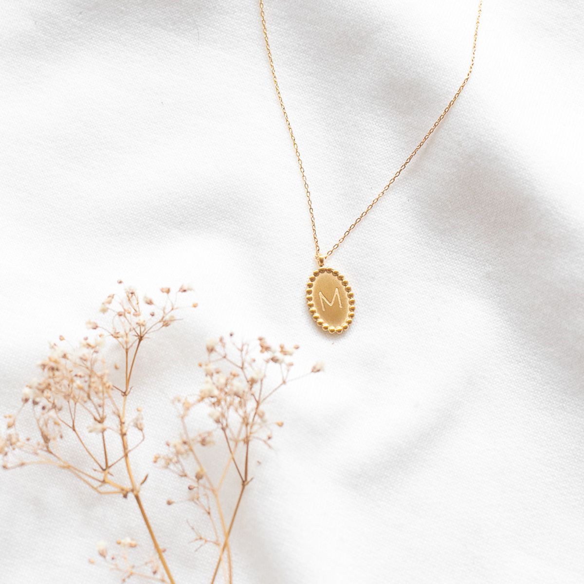 Collier médaillon gravé lettre alphabet