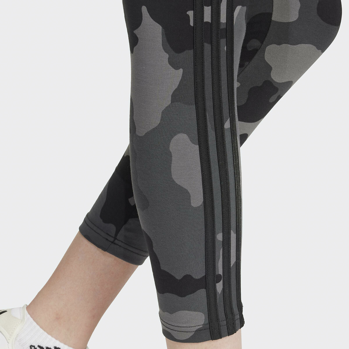 ADIDAS SPORTSWEAR<br>Legging Essentials 3 listras, estampa camuflada, 7/8