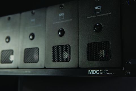 NAD CI720 v2 – 60 watt Bluesound-versterker voor inbouwsystemen