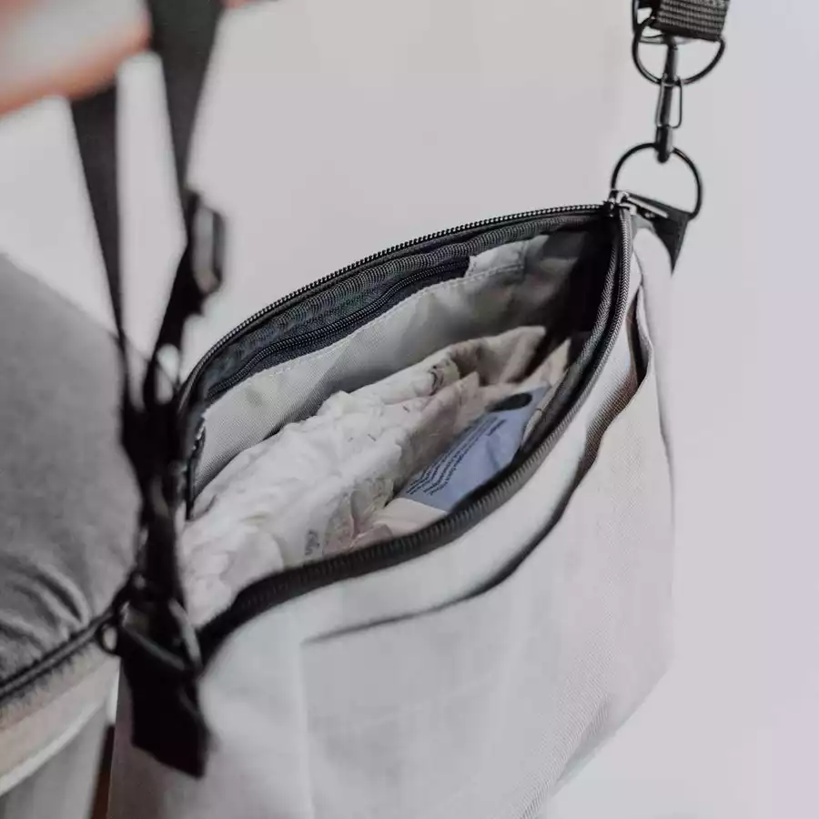 Anna und Oskar Faire Umhängetasche Leni aus recyceltem Material Hellgrau