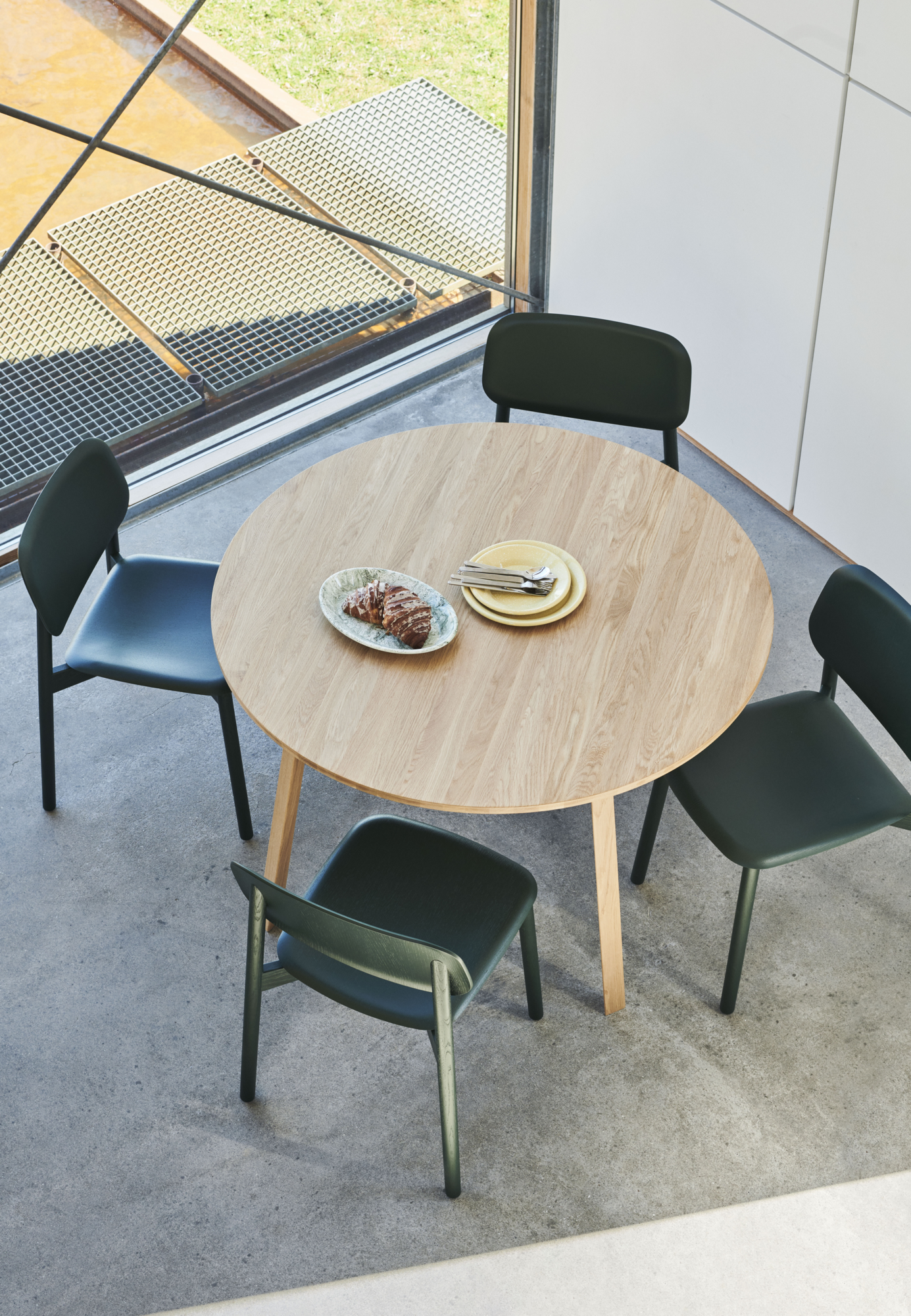Eettafel Triangle Leg rond Ø115 massief geolied eiken