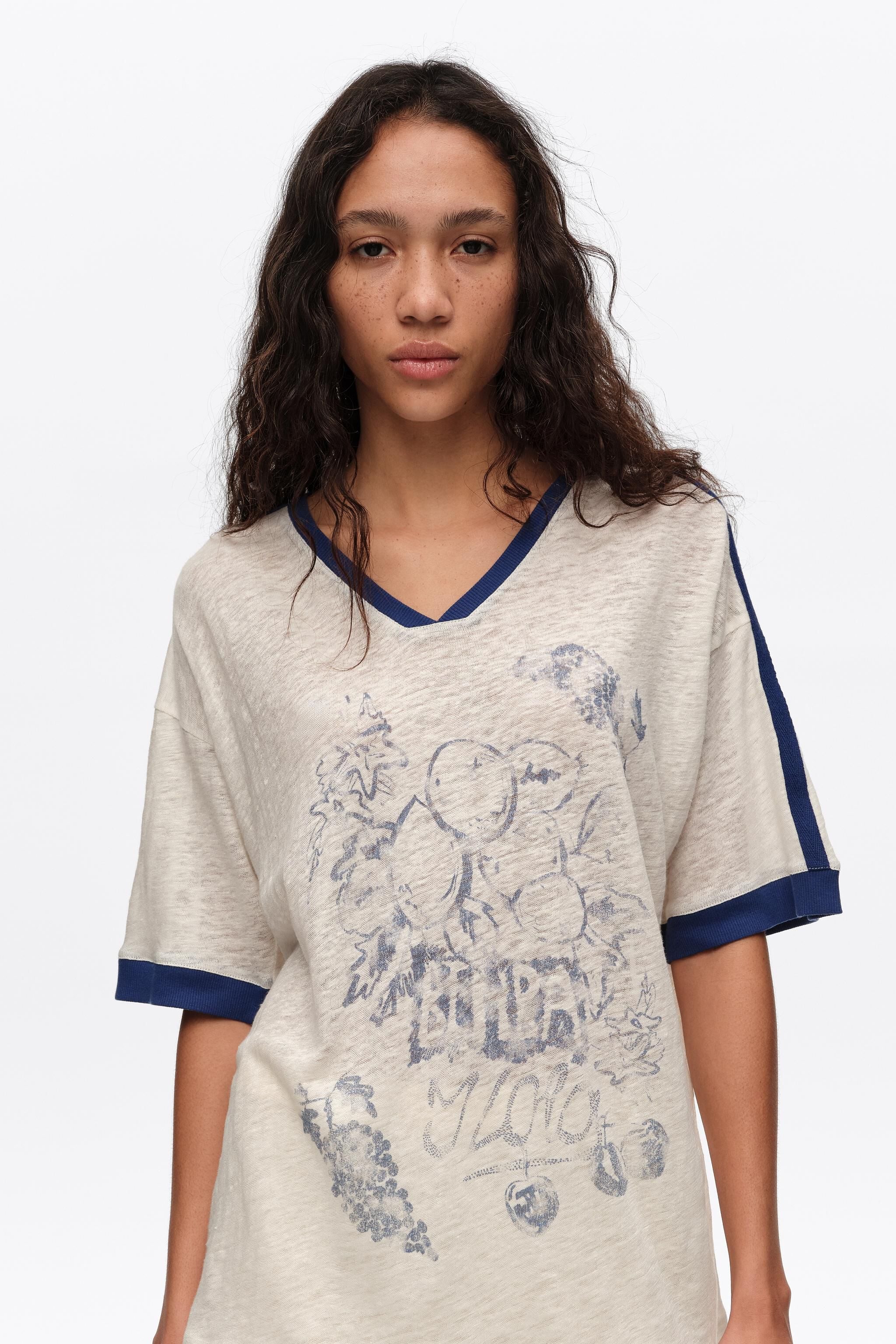 Camiseta de linho cor marfim desbotado com estampa de frutas