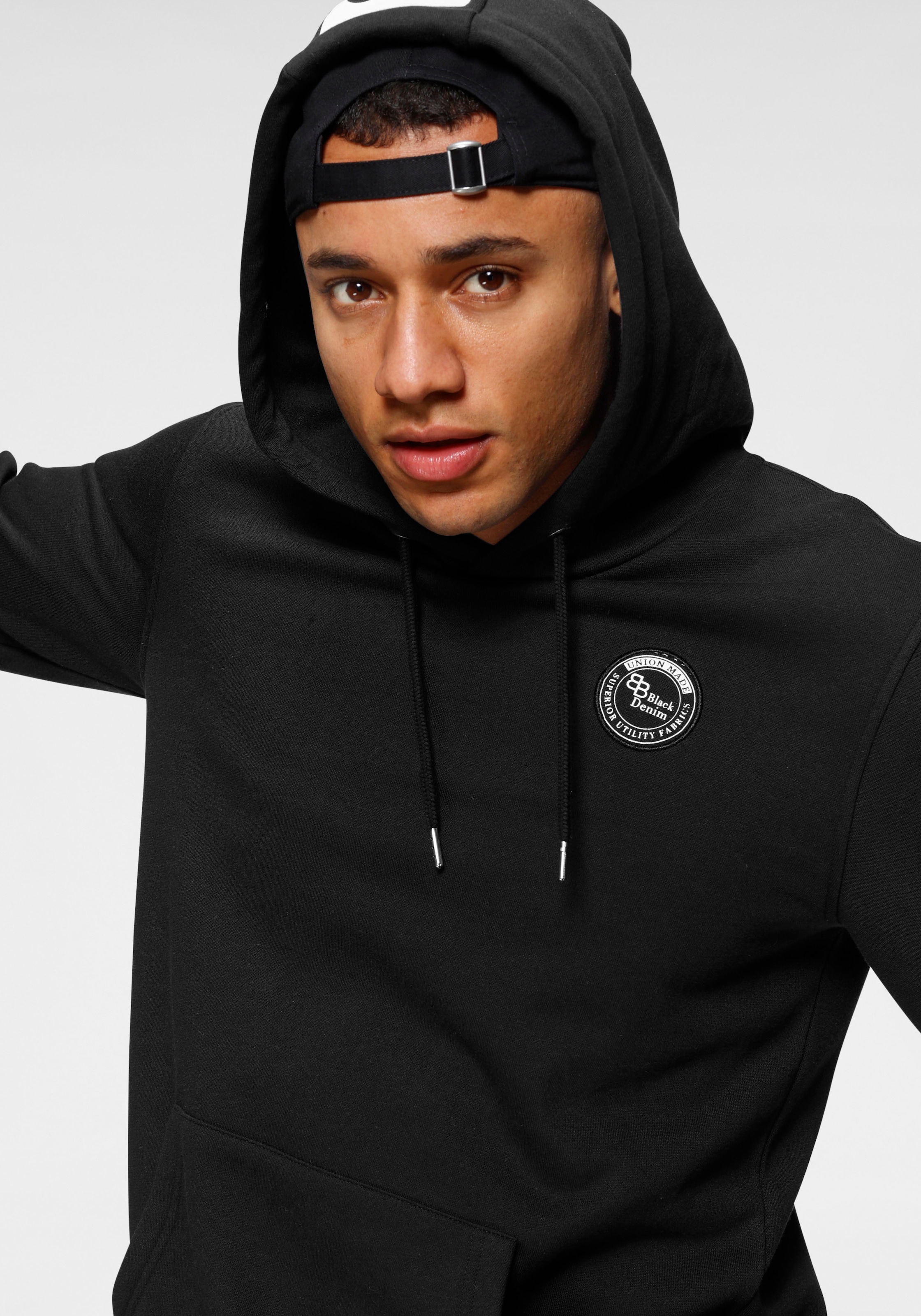 Bruno Banani Kapuzensweatshirt , langärmlig,  schmal geschnitten,  bedrucktes Design