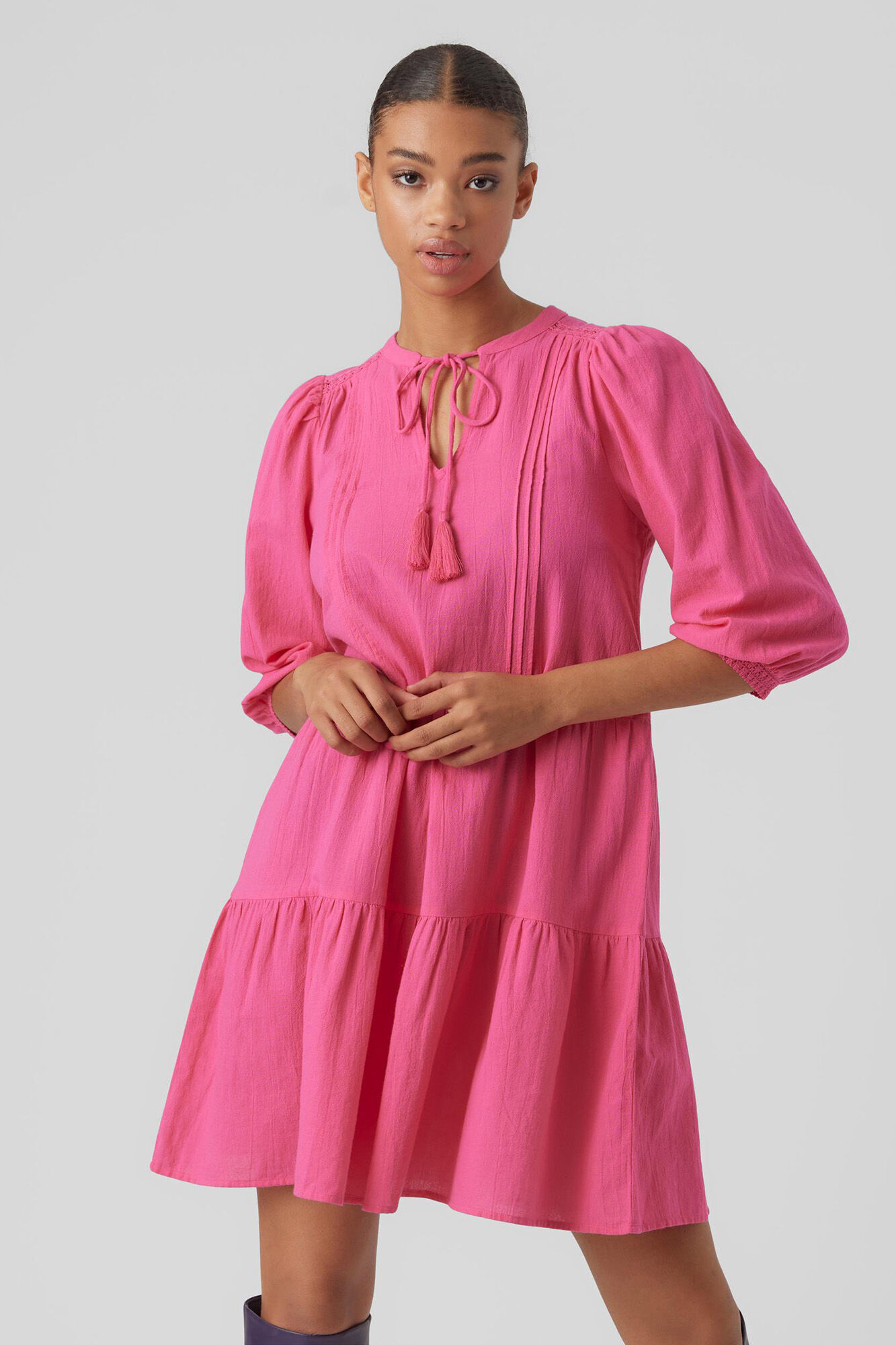Vestido com mangas globo e fechamento com cordão na parte de trás - Rosa