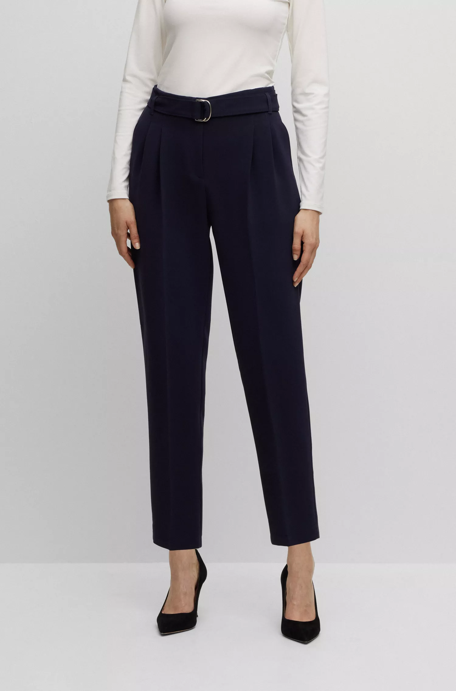 Calça BOSS Black-Belted de corte regular em crepe japonês.
