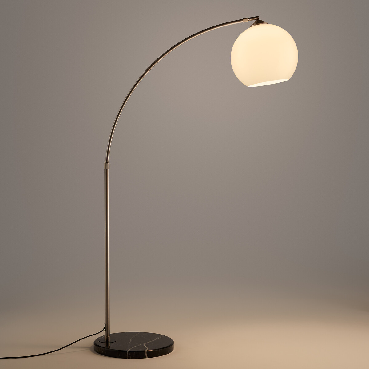 LA REDOUTE INTERIEURS<br>Luminária de arco em aço, mármore e acrílico, Bowata