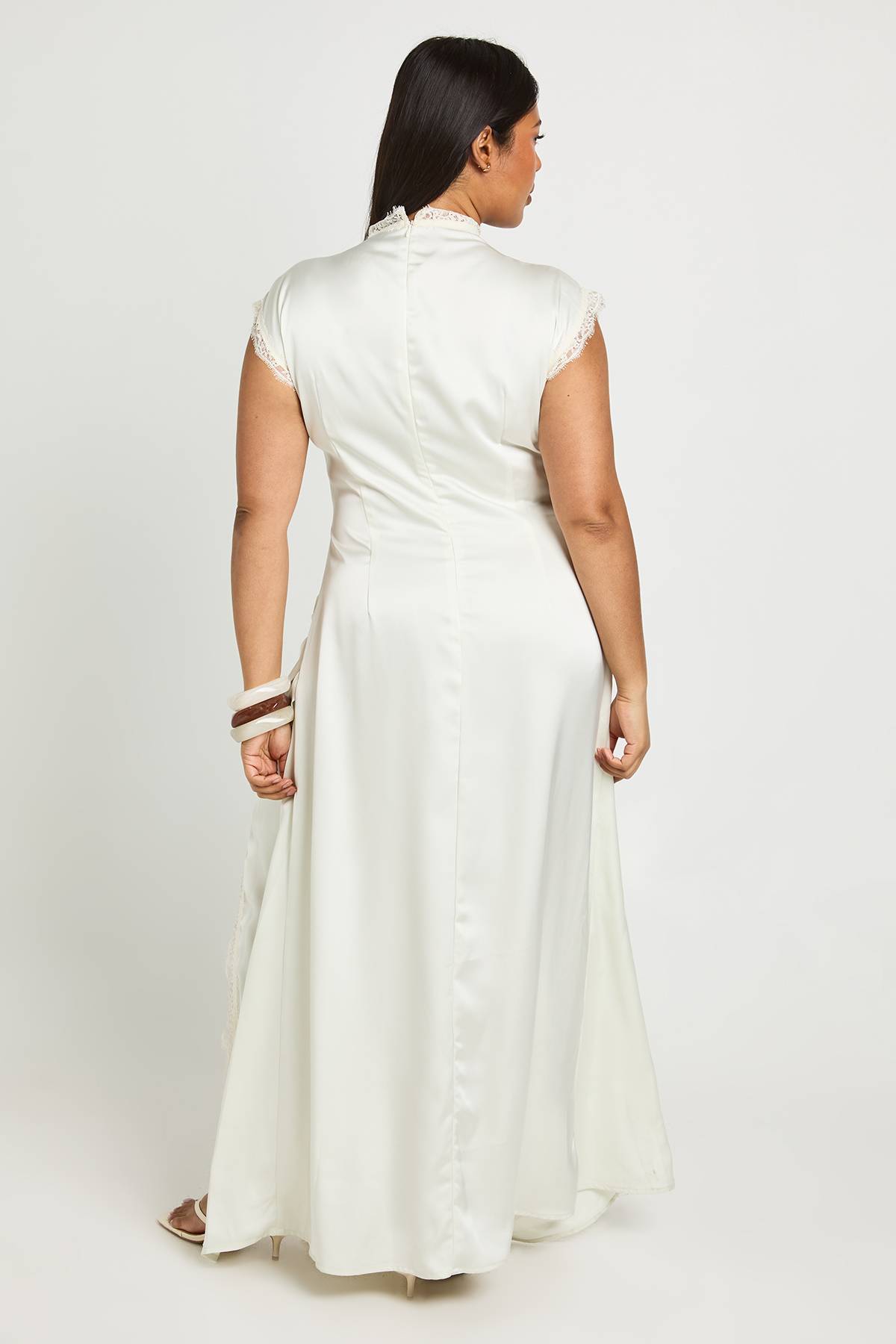 boohoo Robe Longue Satinée Grande Taille Col Montant Avec Finitions En Dentelle