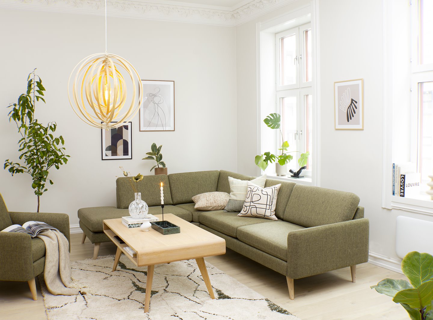 Villa sofa Tekstil Synne 12 137 Moss Green med hvitoljede treben. 3-seter med åpen ende og sjeselong venstre.