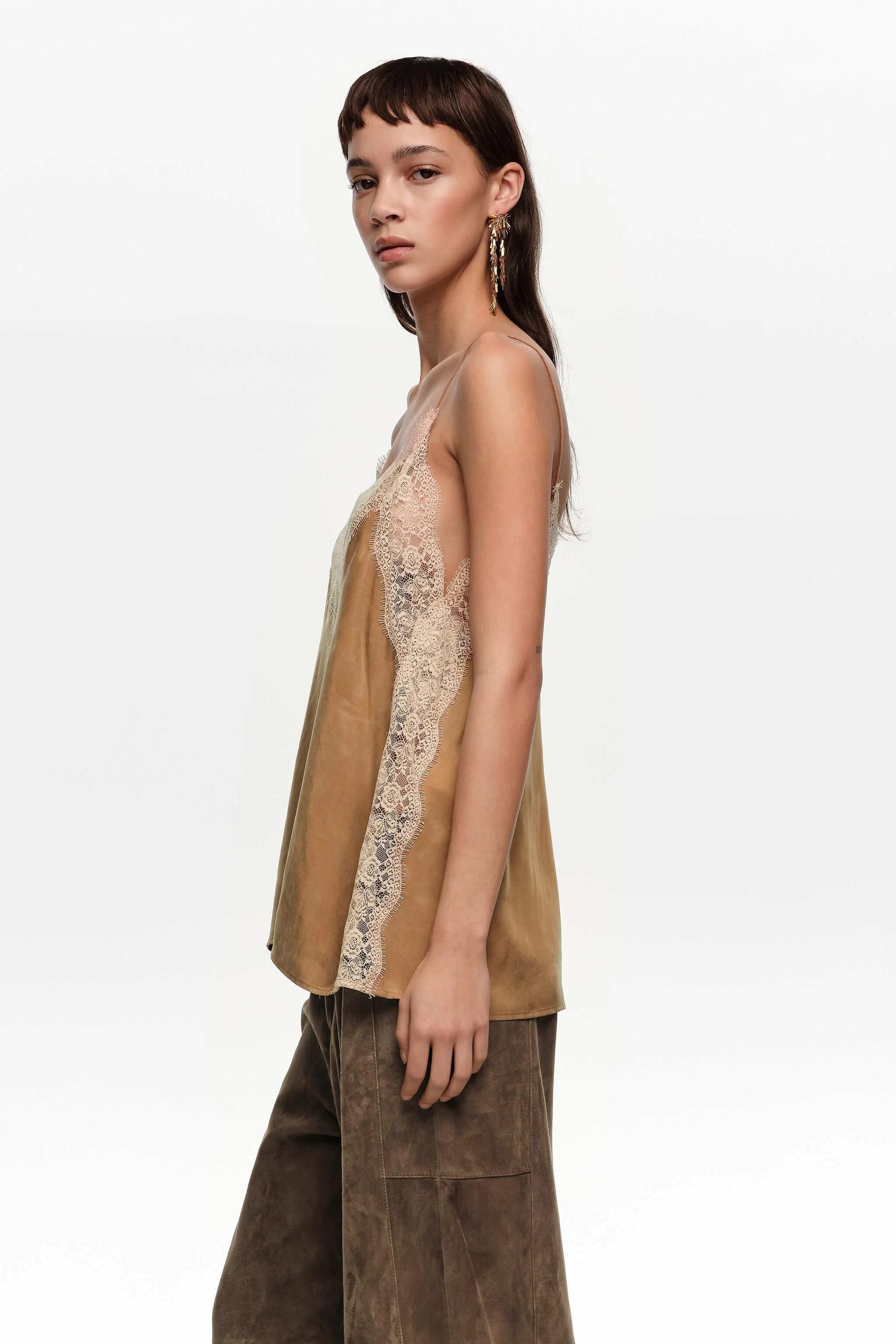 blusa de alcinha de renda cor caramelo