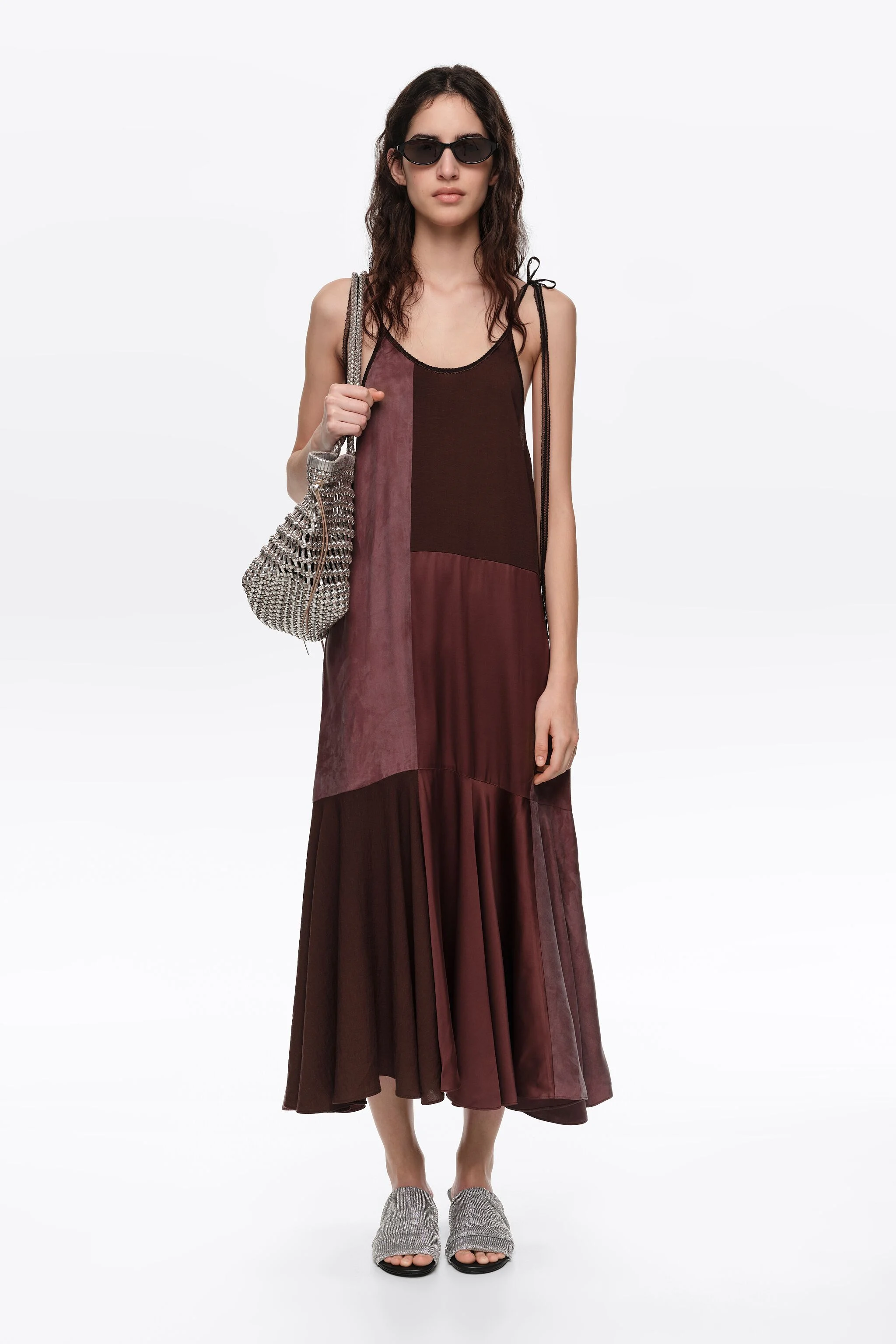 Vestido marrom fluido com alças e patchwork