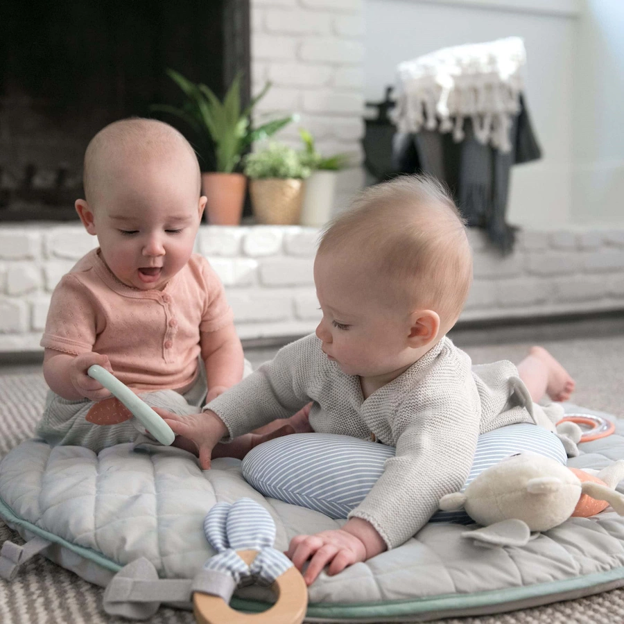 Ingenuity Weiche Spieldecke mit Holz Spielbogen