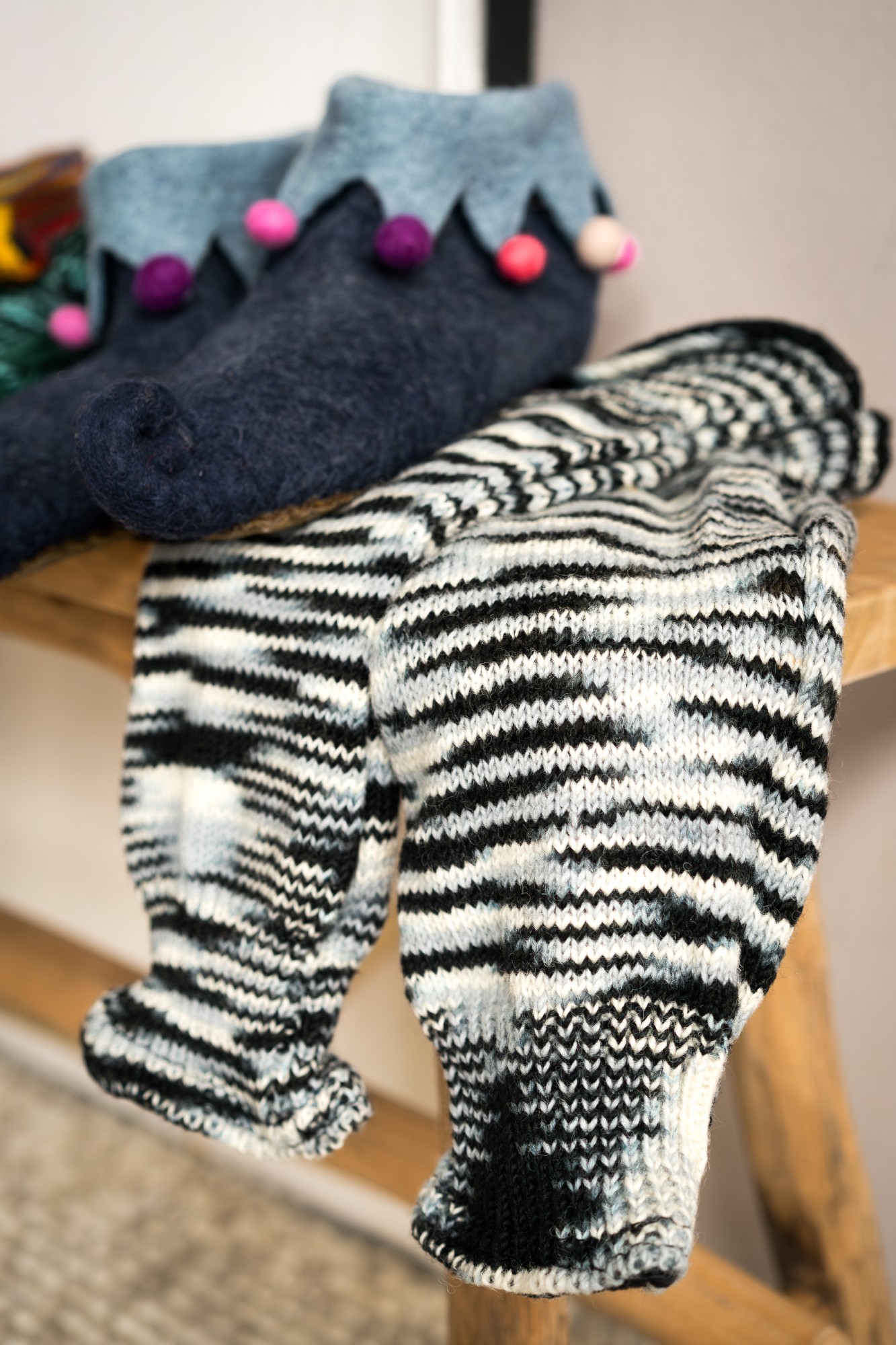 Harlekin-Pantoffeln blau, in 3 Größen günstig bestellen