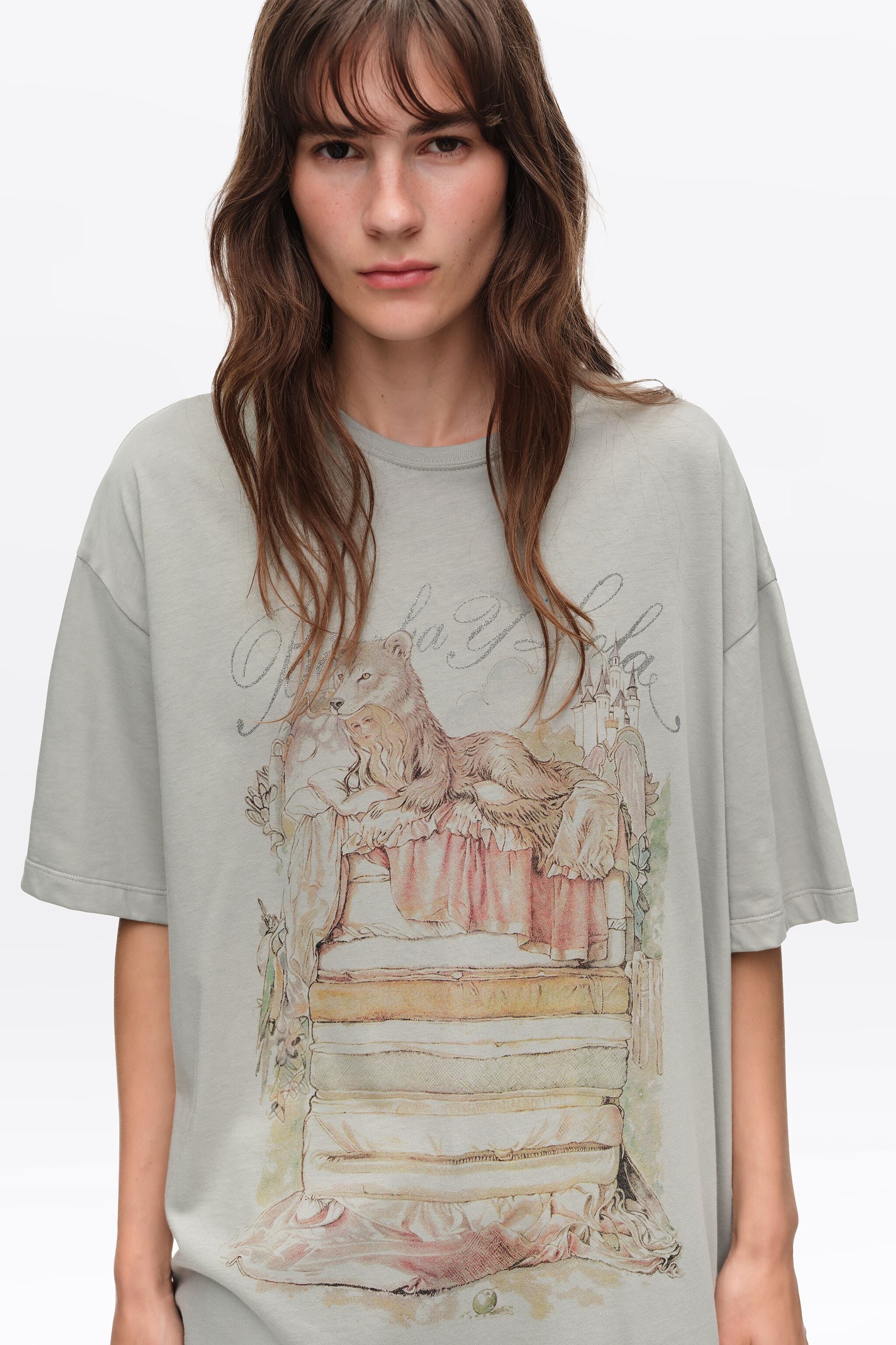 Camiseta cinza claro com o logotipo da Fábula
