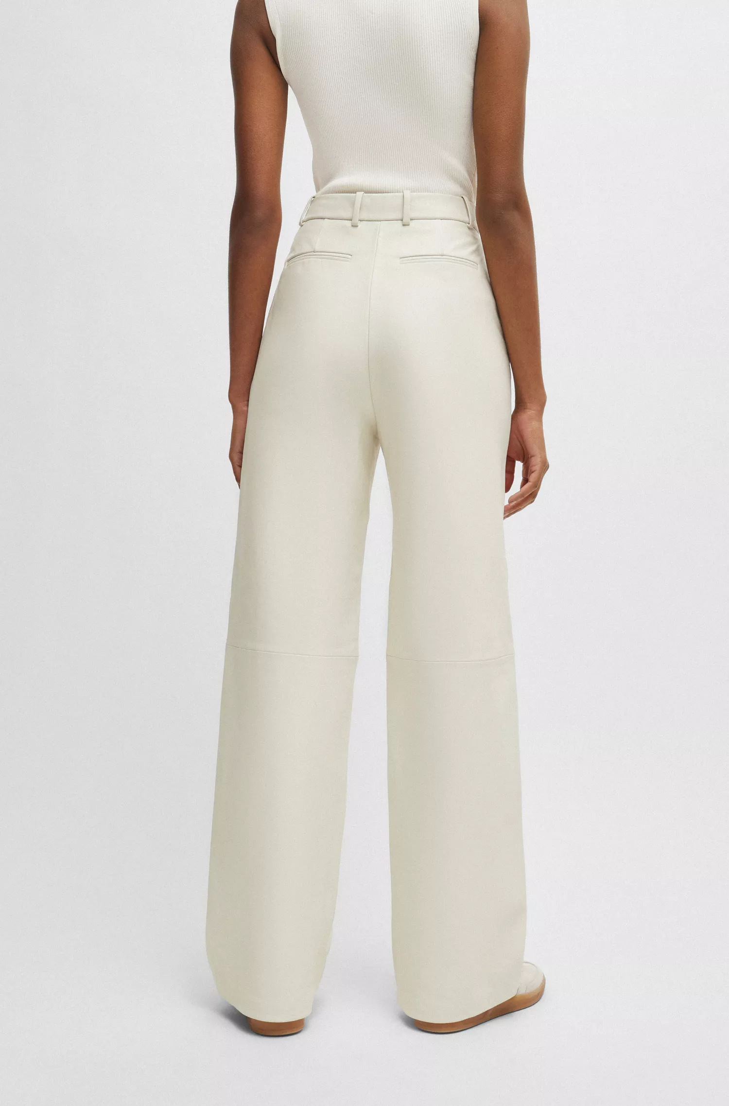 Calça de couro BOSS preta, corte regular e pernas largas.