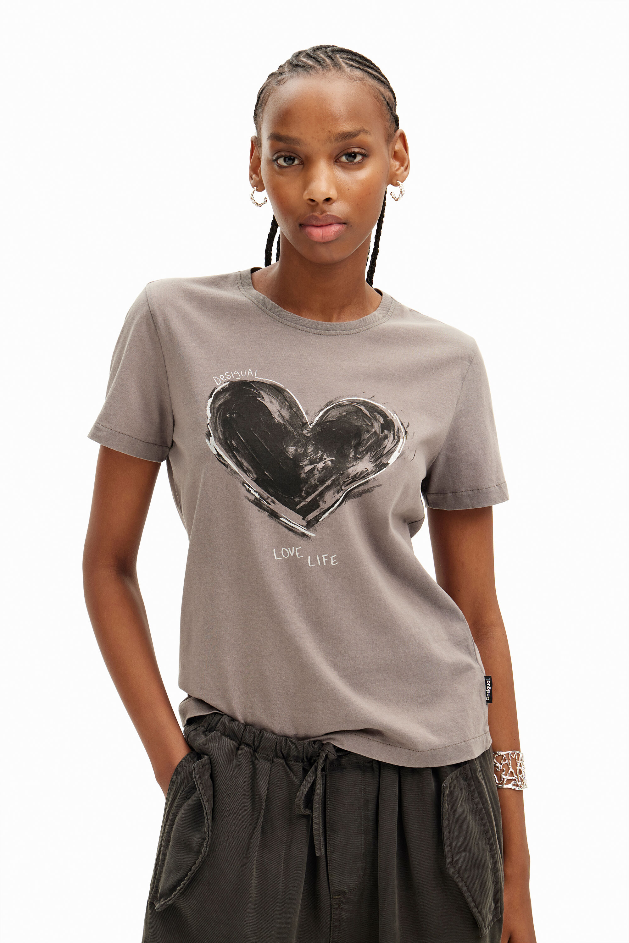 camiseta básica com estampa de coração
